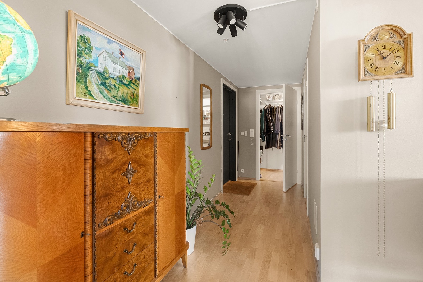 Innbydende entré med adkomst til innvendig bod/omkledningsrom. Boden er innredet med stang og hyller (2023/2024). Galleribilde