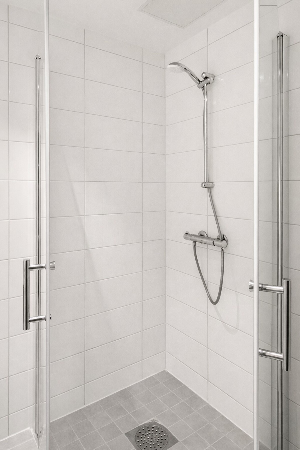 Dusjnisje med innfellbare dører i herdet glass for optimal plassutnyttelse. Galleribilde