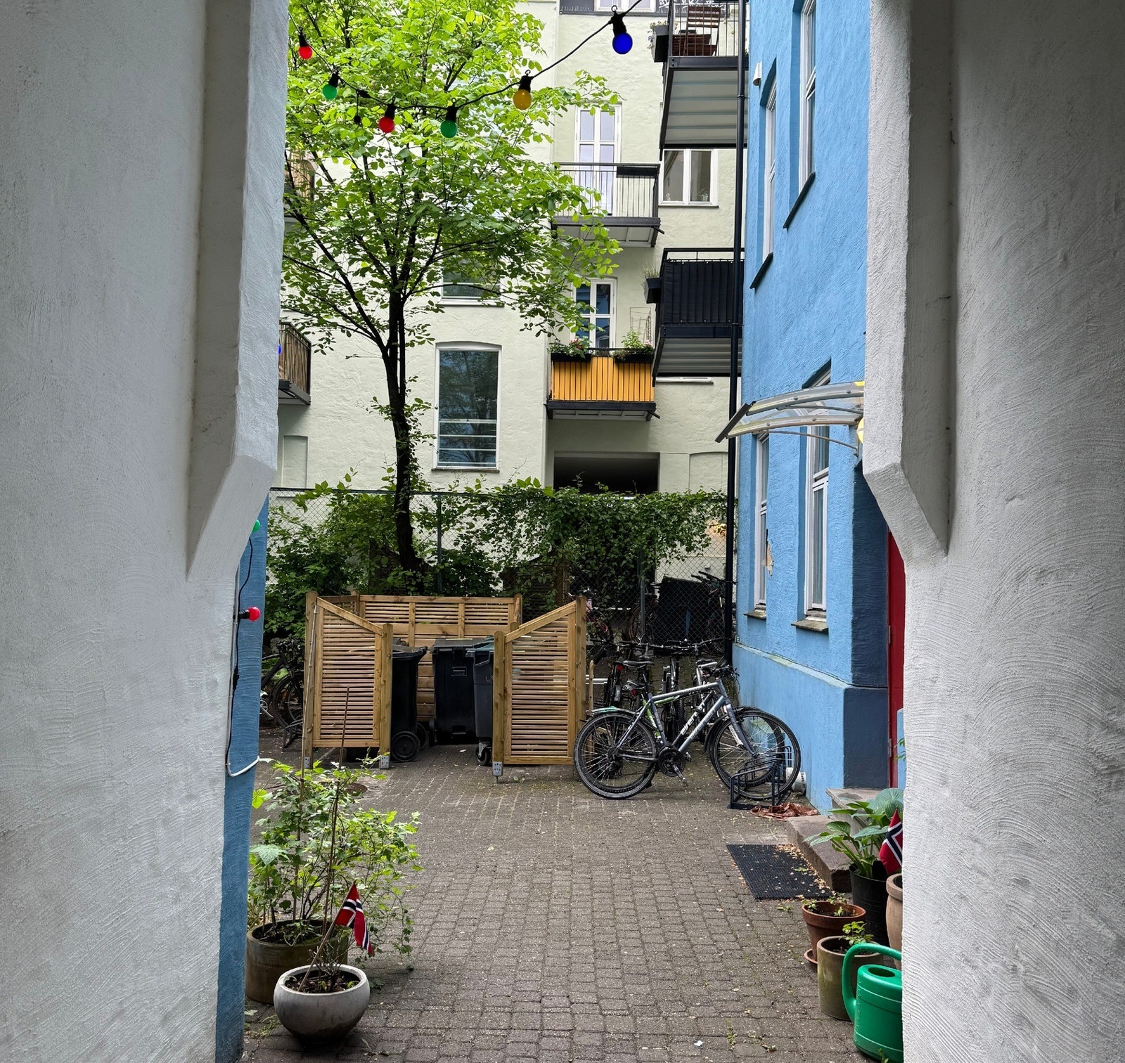 Indre gårdsrom, med sykkelstativer for beboere Galleribilde