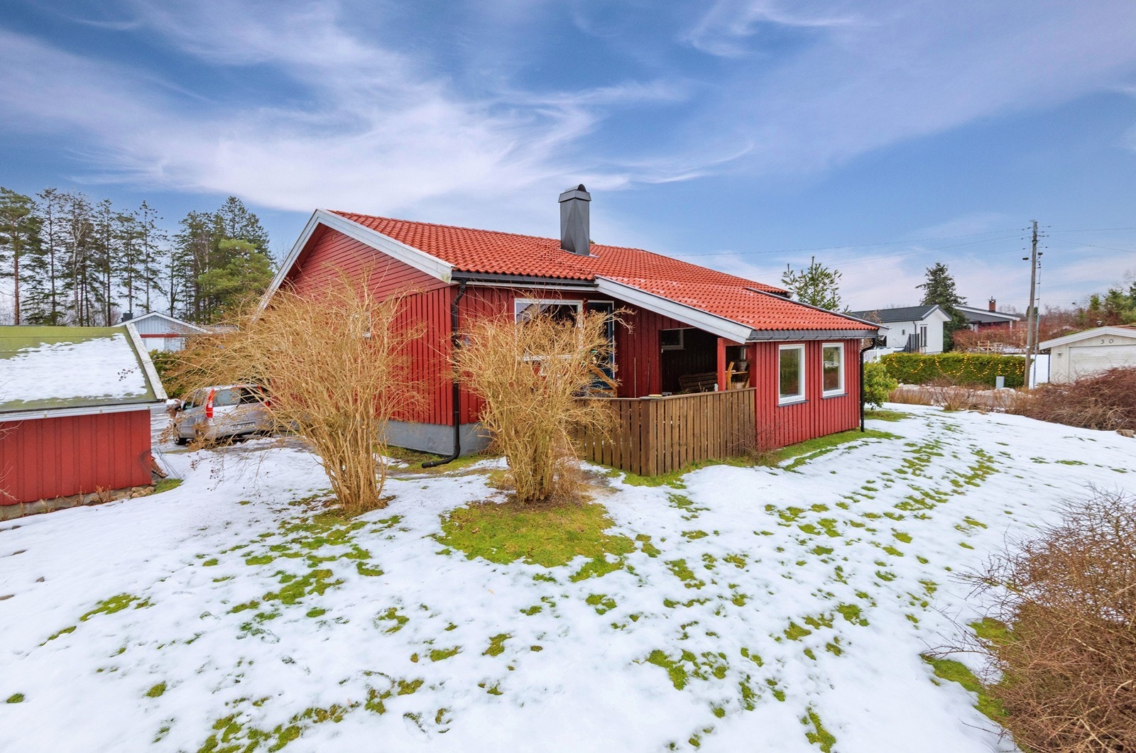 Eiendommen er beliggende på en solrik og pent opparbeidet hjørnetomt, med hage og gruset gårdsplass. Galleribilde