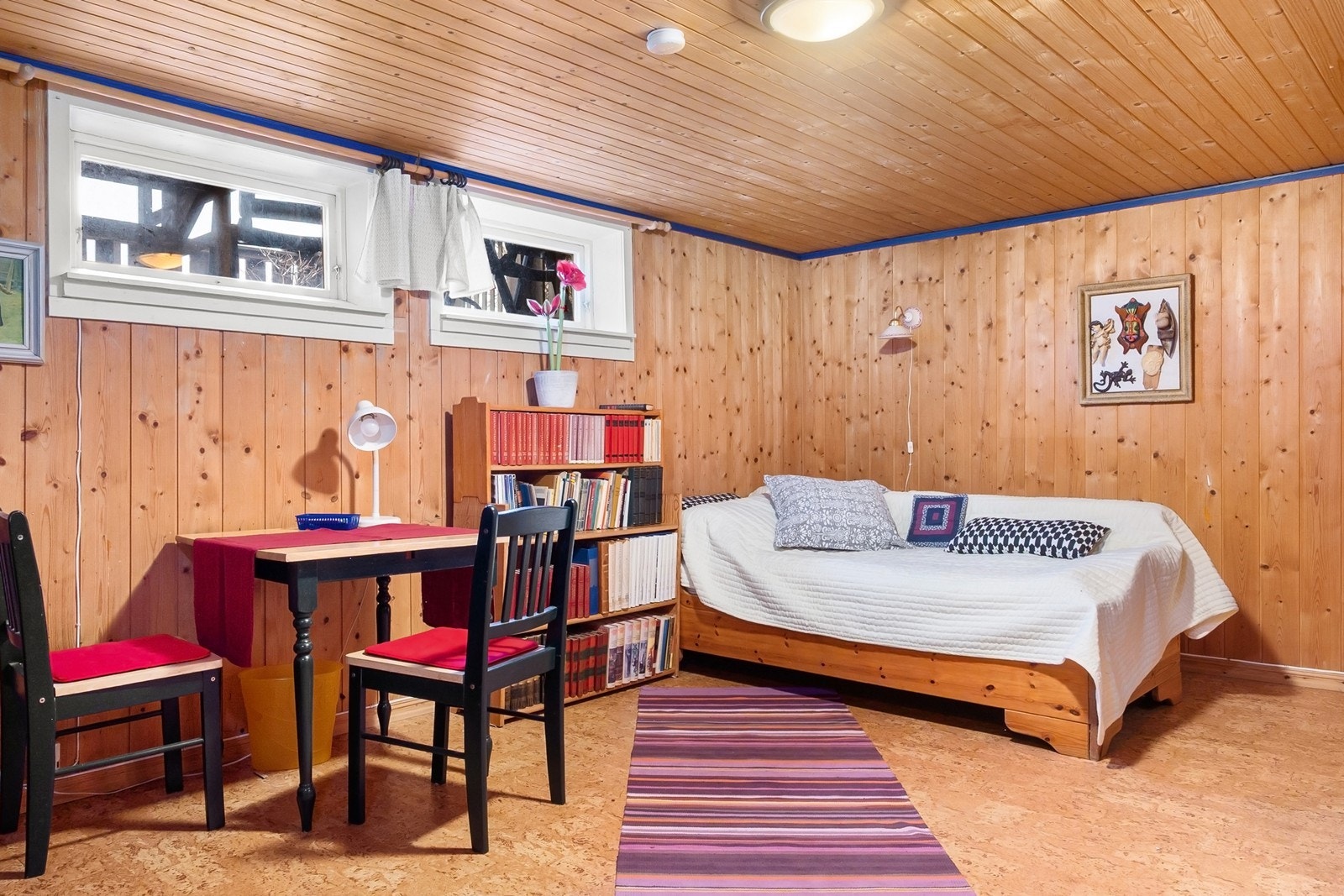 Romslig hobbyrom som har vært benyttet som gjesterom og kjellerstue. Rommet er ikke godkjent som varig oppholdsrom. Galleribilde