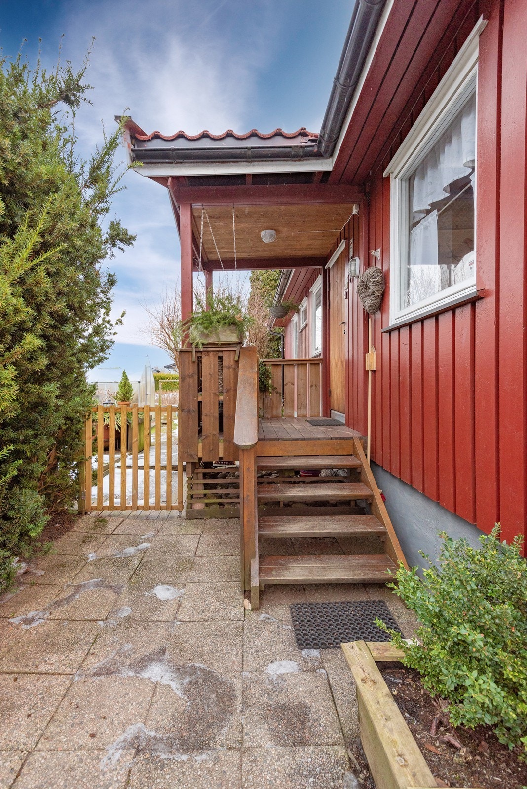 Fra gårdsplassen er det gangvei med steinheller frem til et overbygget inngangsparti med noen få trappetrinn opp. Galleribilde