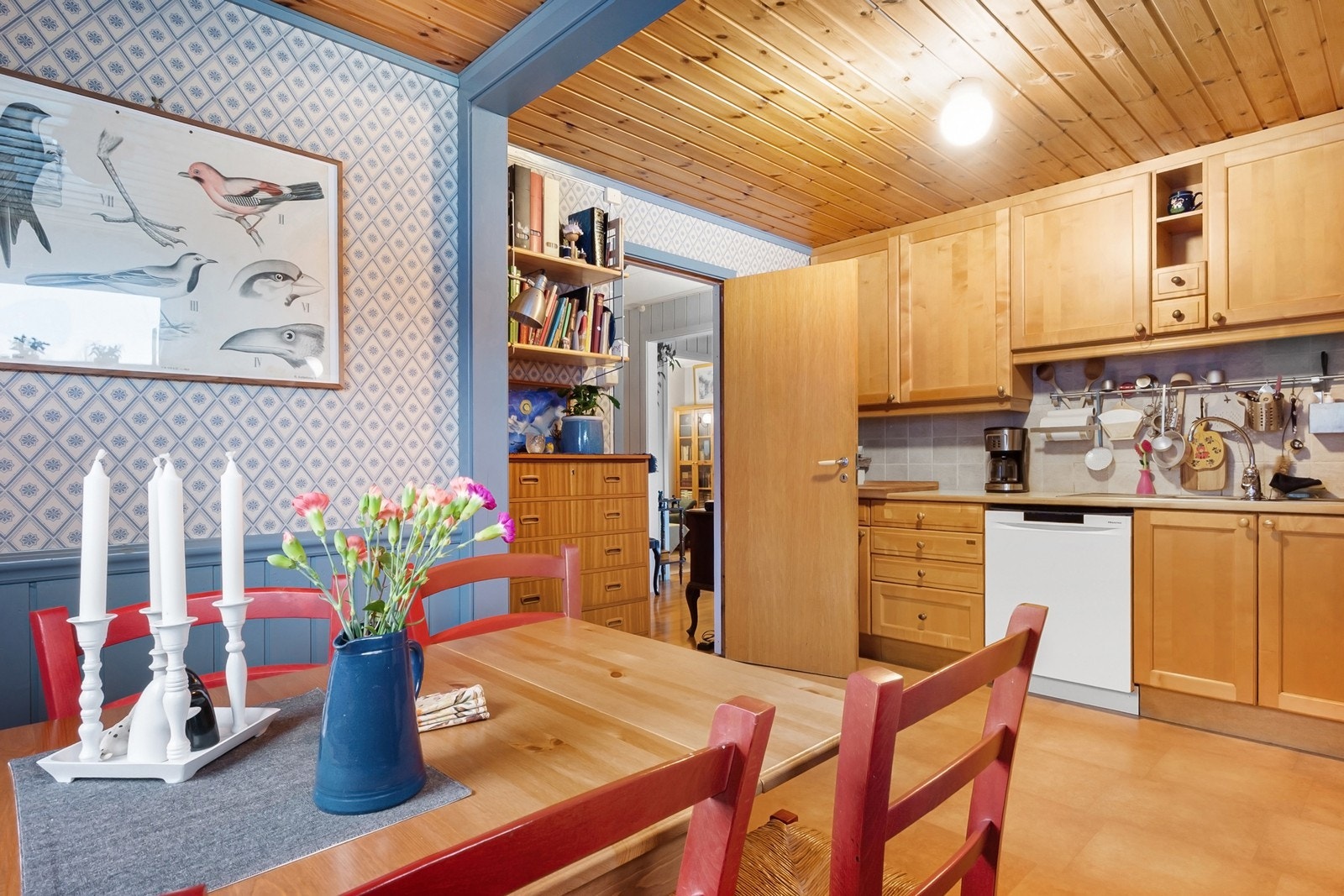 Kjøkkenet ligger i eget rom adskilt fra stuen. Galleribilde