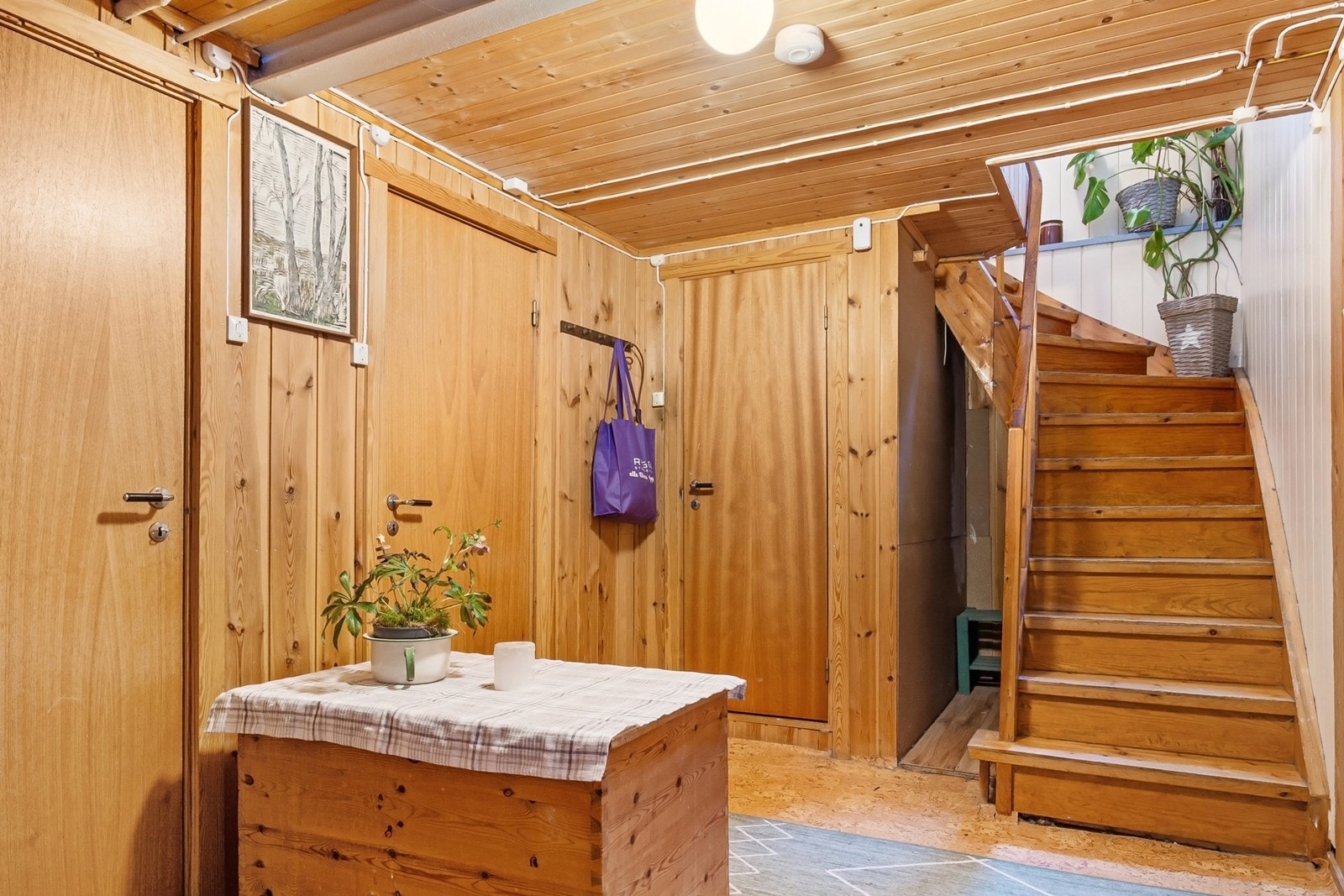 Trapp fører ned til kjelleren hvor du finner et romslig vaskerom, toalettrom, hobbyrom og boder. Galleribilde