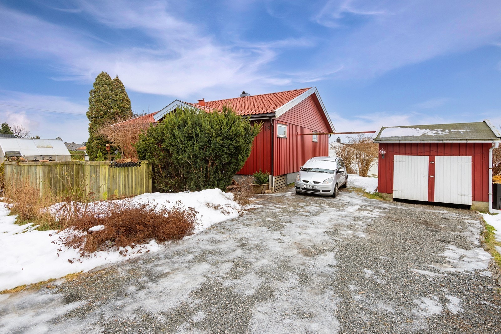 Eiendommen har gruslagt gårdsplass og garasje på 19 kvm. Galleribilde