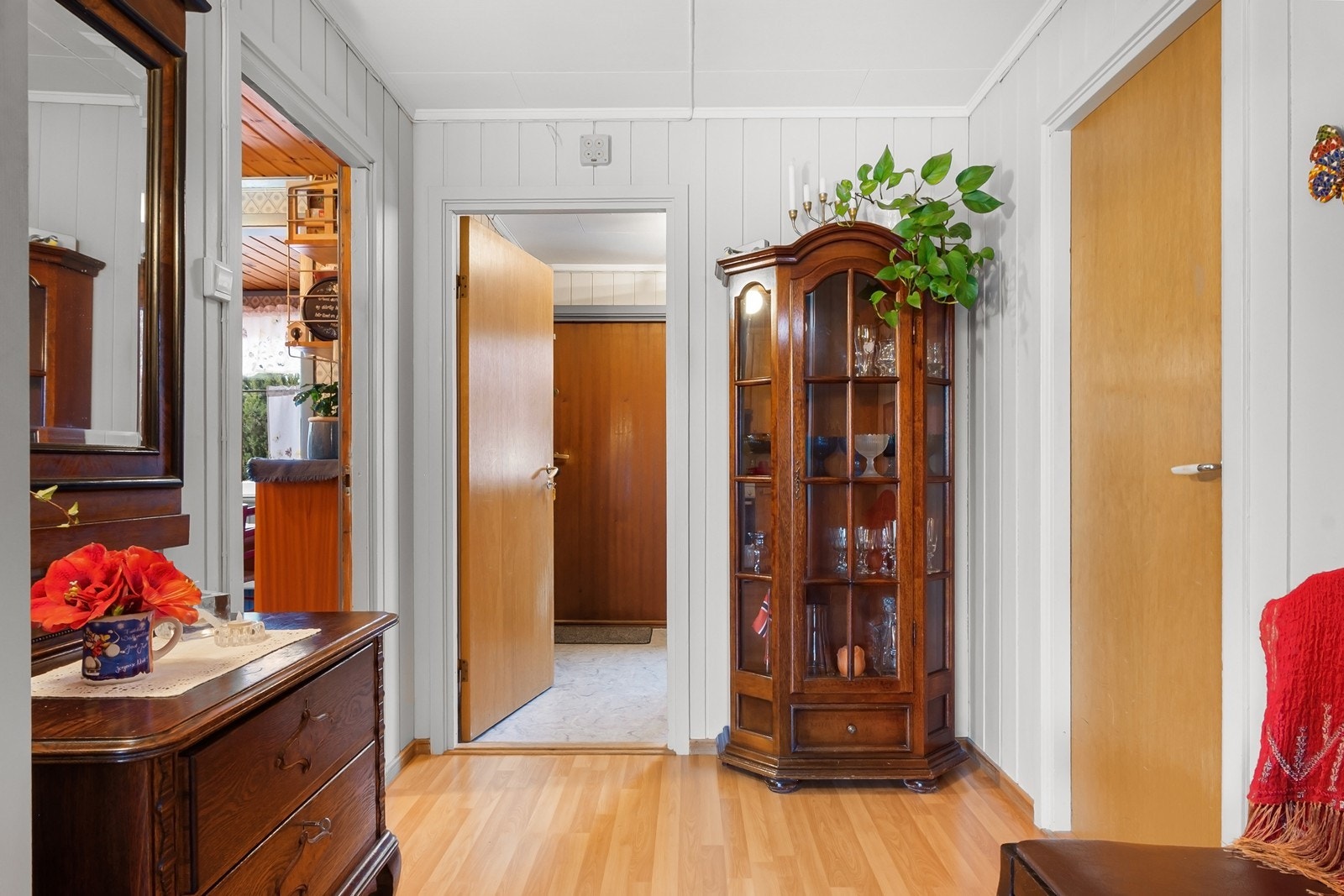 Vindfanget har plass til møblement for sko og oppheng av yttertøy. Herfra er det videre adkomst til boligens øvrige rom i etasjen. Galleribilde