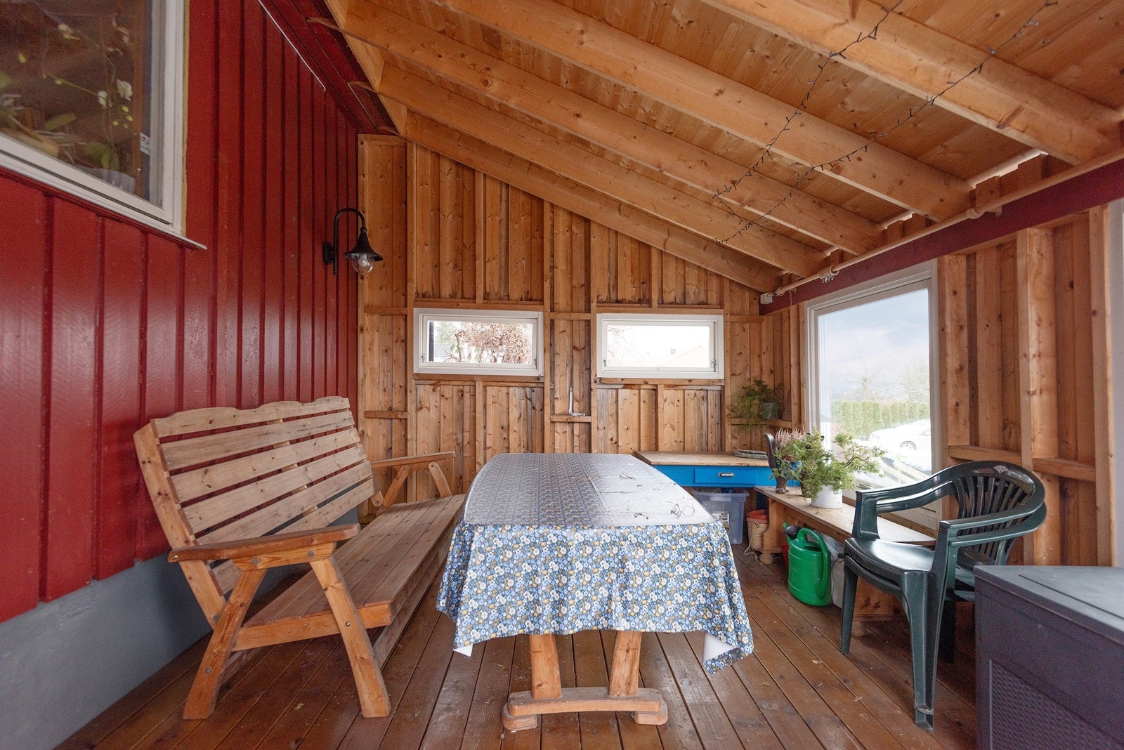 Overbygget uteplass gir en lun og skjermet sone med le for vær og vind. Galleribilde