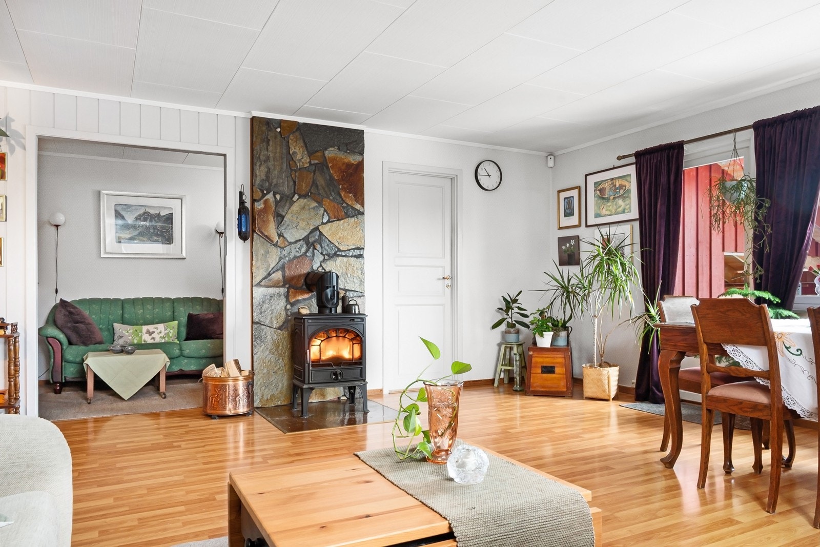 Stuen har en hyggelig vedovn som bidrar til både varme og god stemning. Galleribilde