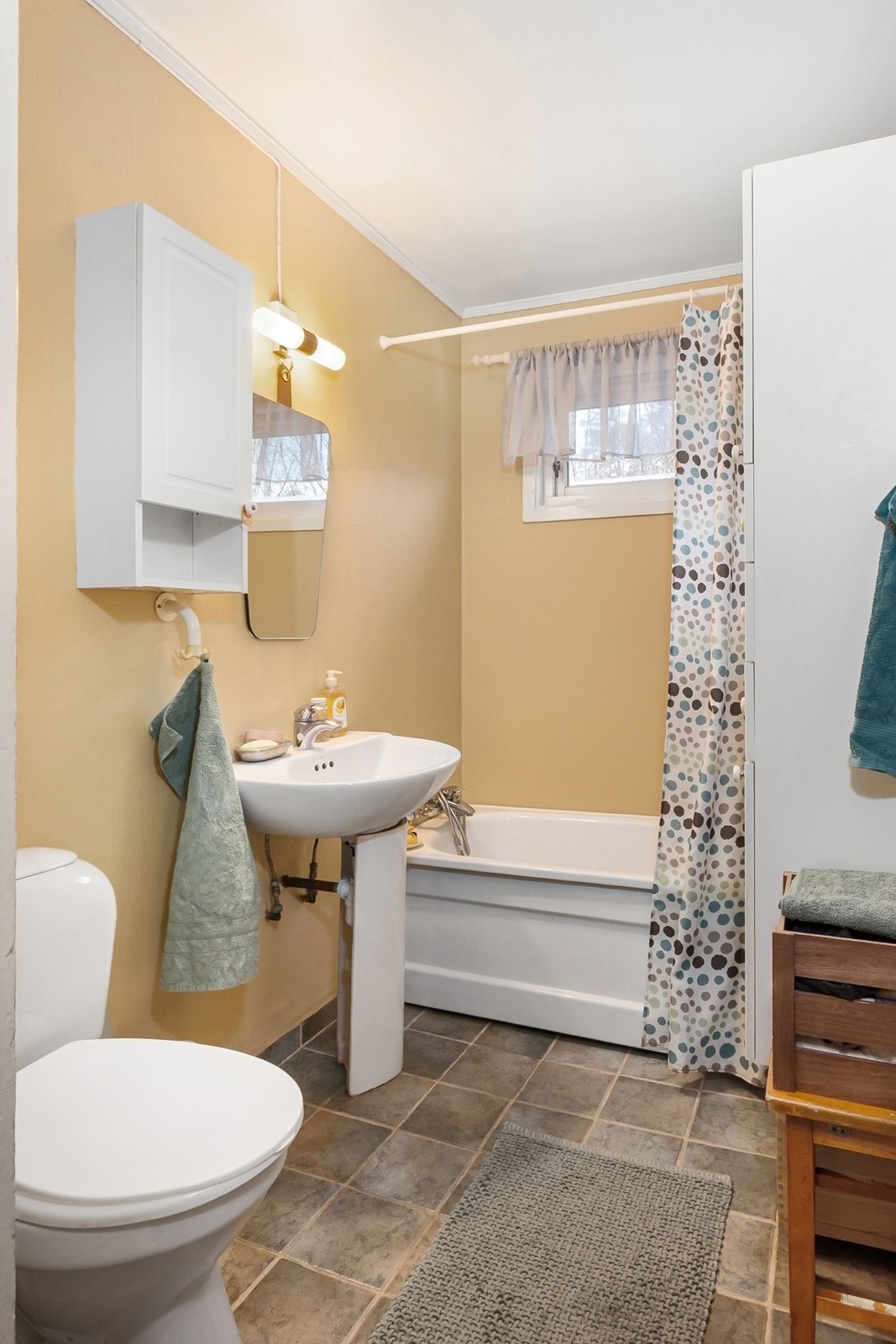 Boligen har et eldre bad med flislagt gulv og varmekabler. I tillegg har boligen tolaettrom og vaskerom i kjeller Galleribilde