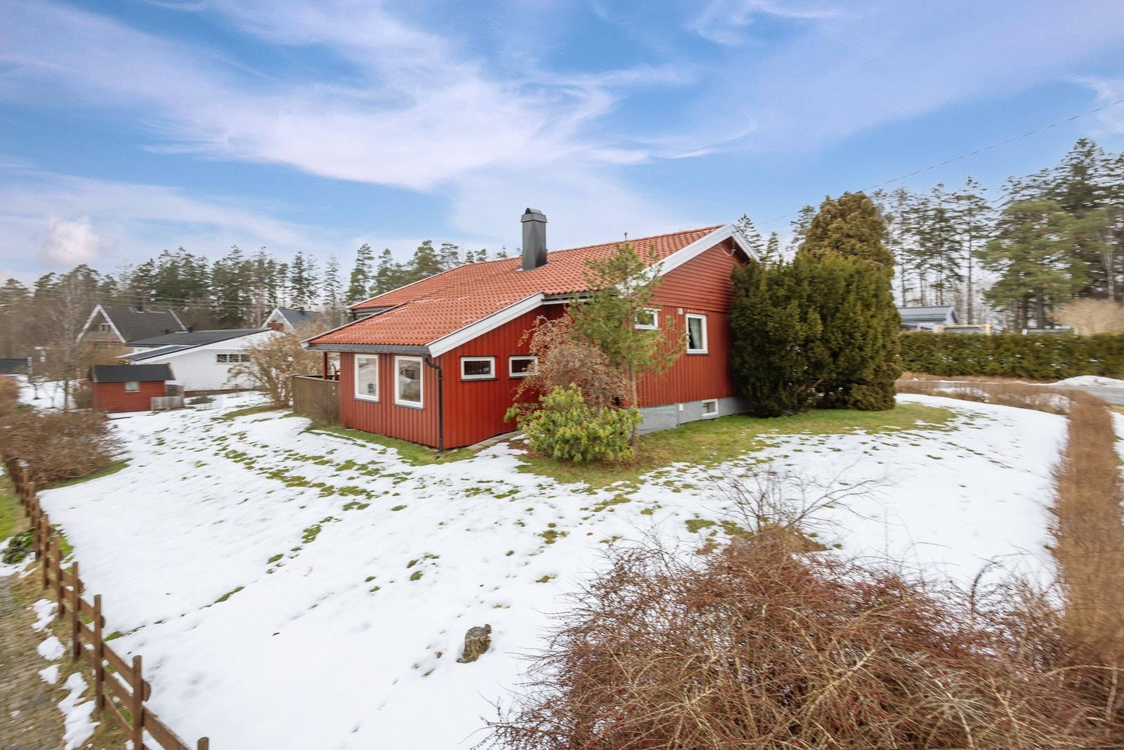 Tomten på 940 kvm har en god plassering på feltet og er skjermet med gjerde og busker. Galleribilde