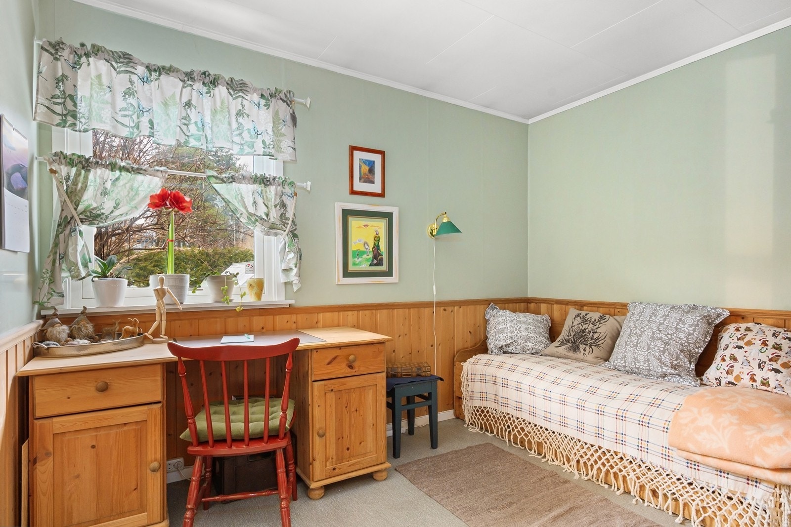 Hovedsoverommet og soverom nummer to vender mot øst og fremsiden av boligen. Galleribilde