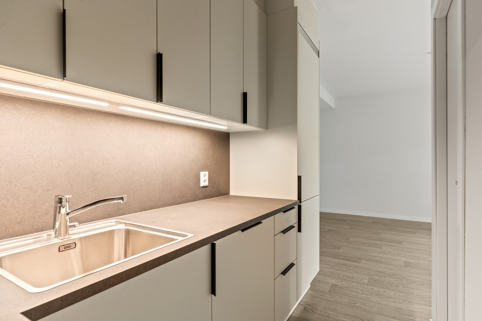 Kjøkkenet har integrerte hvitevarer Galleribilde