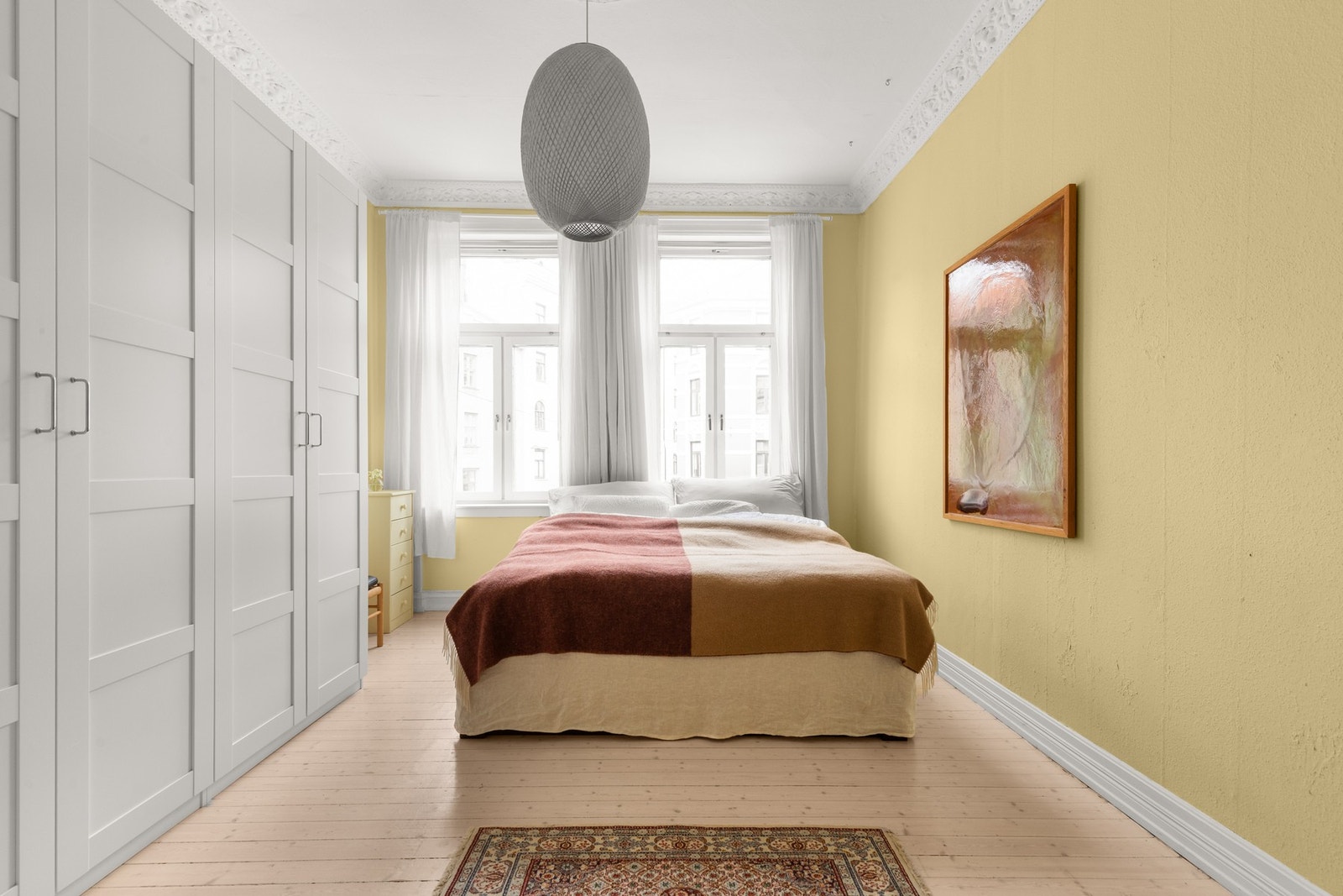 Rikelig med oppbevaringsplass i de medfølgende garderobeskapene. Galleribilde