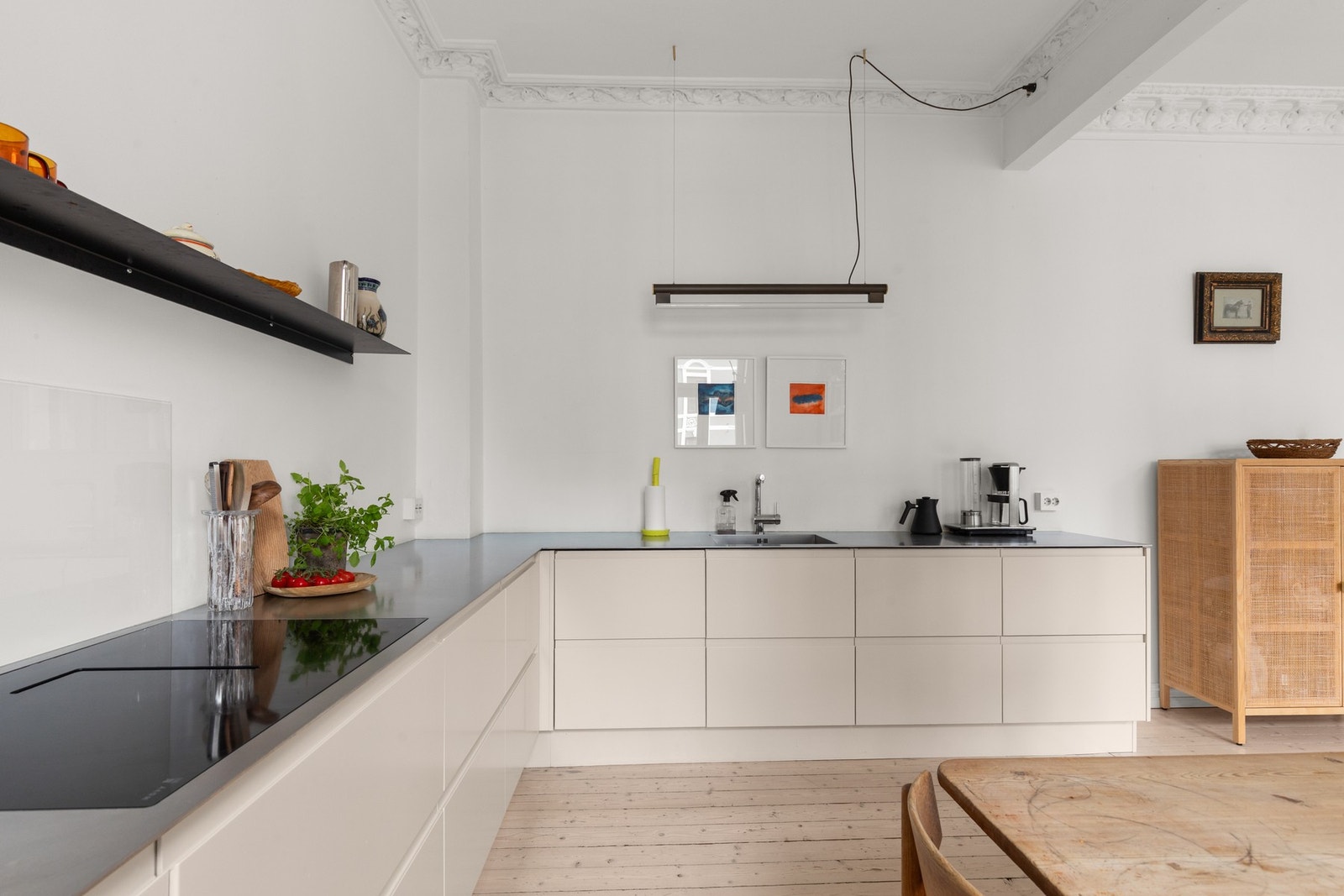 Benkeplater i rustfritt stål med integrert oppvaskkum. Integrerte hvitevarer forøvrig. Galleribilde