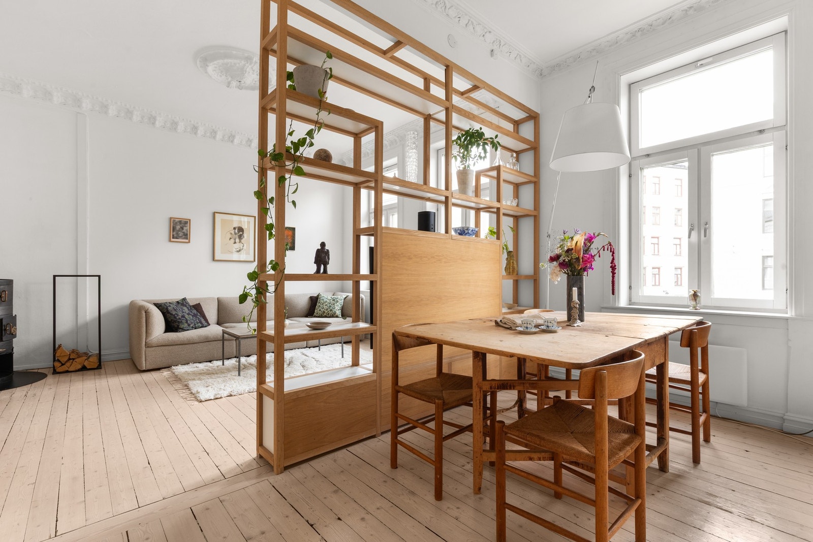 Plass til spisebord i tilknytning til kjøkken. Galleribilde