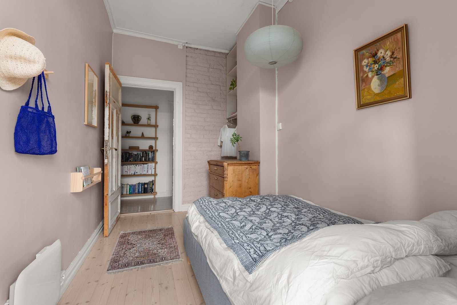 Soverom 2 med god plass til seng og øvrige møbler. Galleribilde