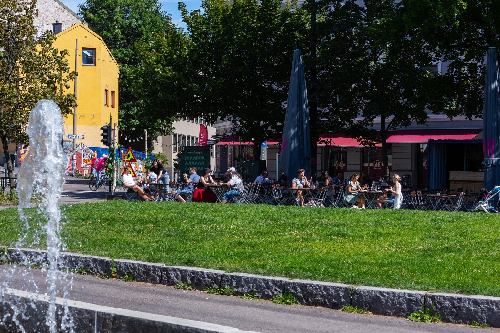 Alexander Kiellands plass med vannspeil, godt kollektivtilbud og serveringssteder. Galleribilde