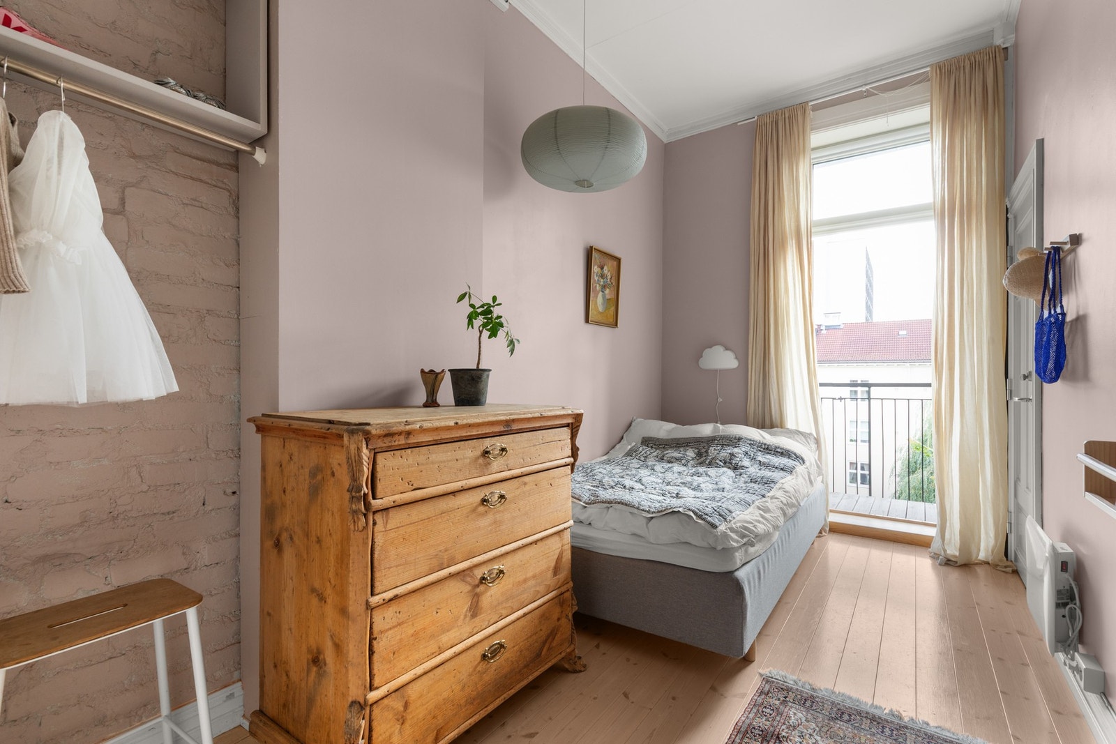 Soverom 2 har utgang til brannbalkong. Galleribilde