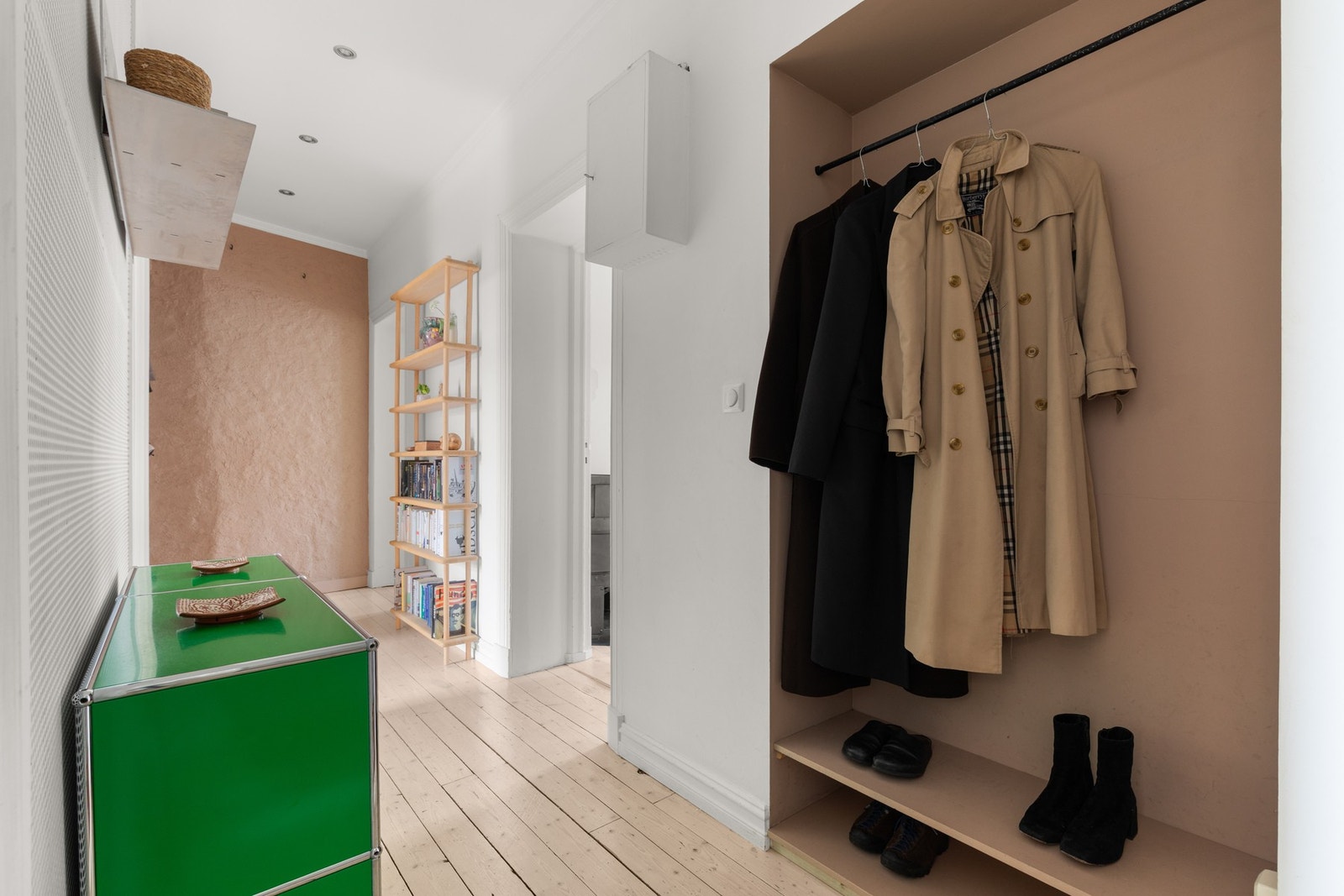 Praktisk nisje i entré til jakker og sko. Galleribilde