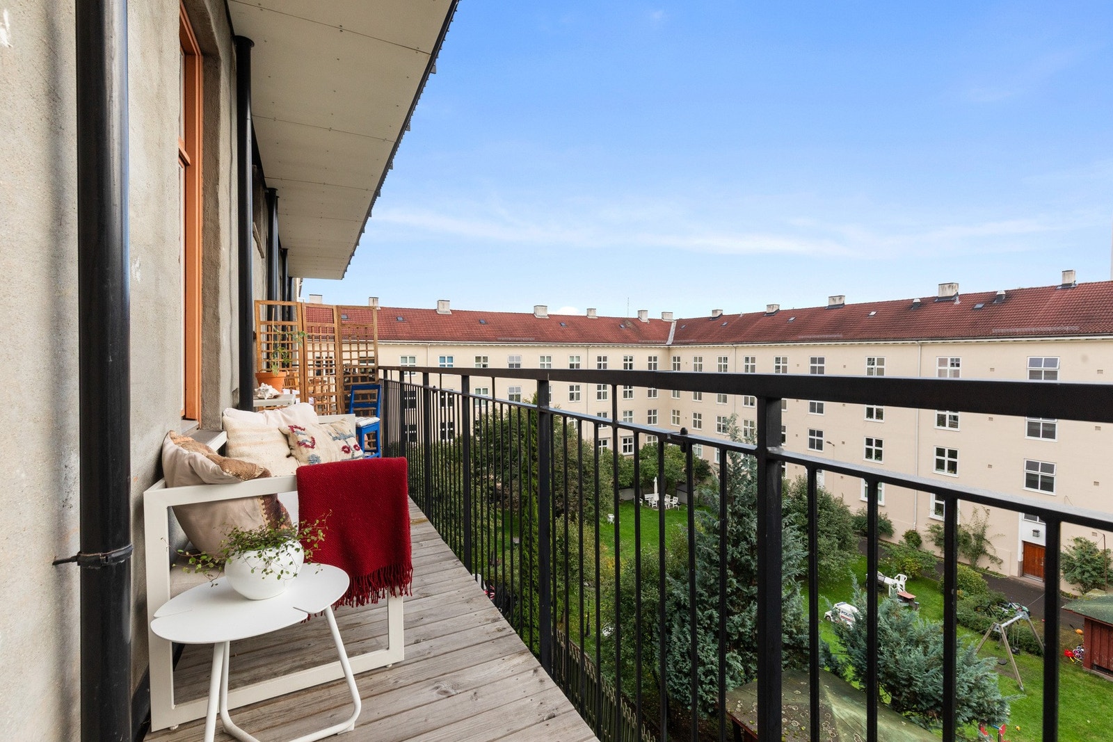 Brannbalkong mot stille og rolig bakgård. Galleribilde