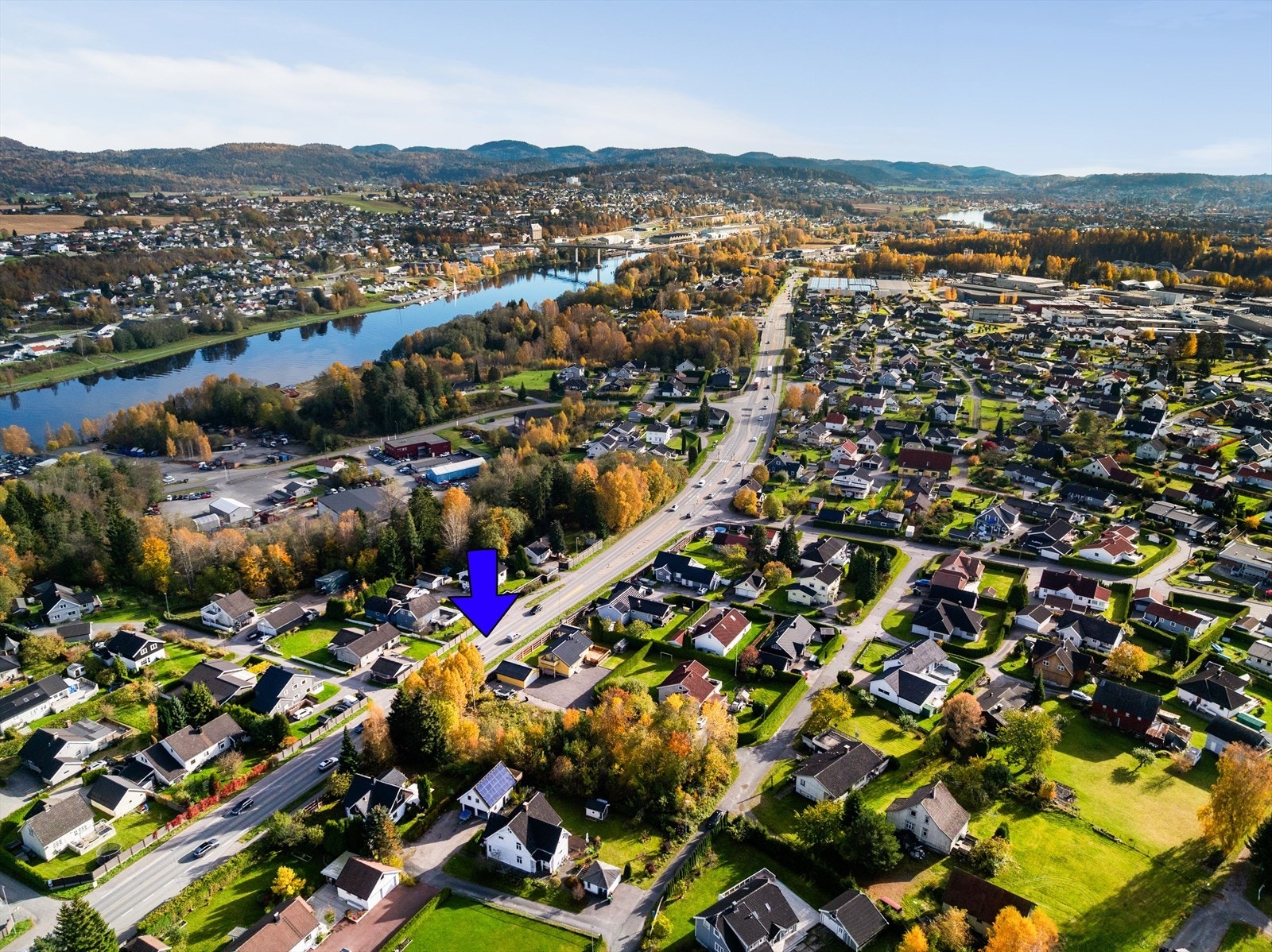 For øvrig er det kort gangavstand til busstopp langs Bedriftsvegen og Porsgrunnsvegen med hyppige avganger både i retning Skien og i retning Porsgrunn. Galleribilde