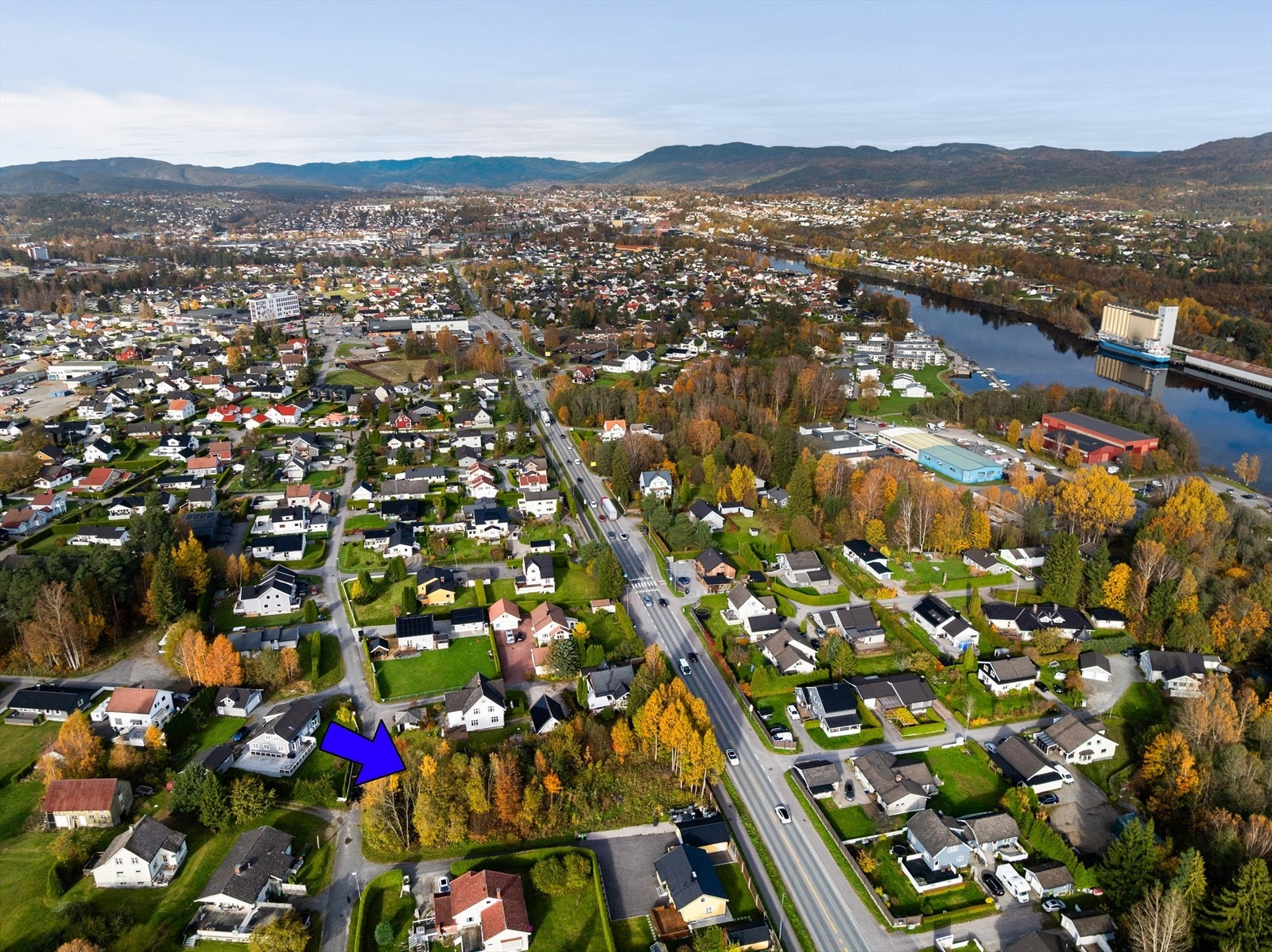 Her er der nærhet til dagligvareforretning, barnehage og skole, samt gangavstand til handelsområdet på Kjørbekk med diverse forretninger. Galleribilde
