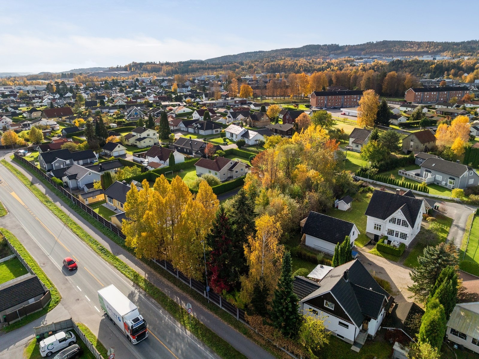 Eiendommen har fin beliggenhet i veletablert og attraktivt boligområde på Kjørbekk, sentralt mellom Grenlandsbyene Skien og Porsgrunn. Galleribilde