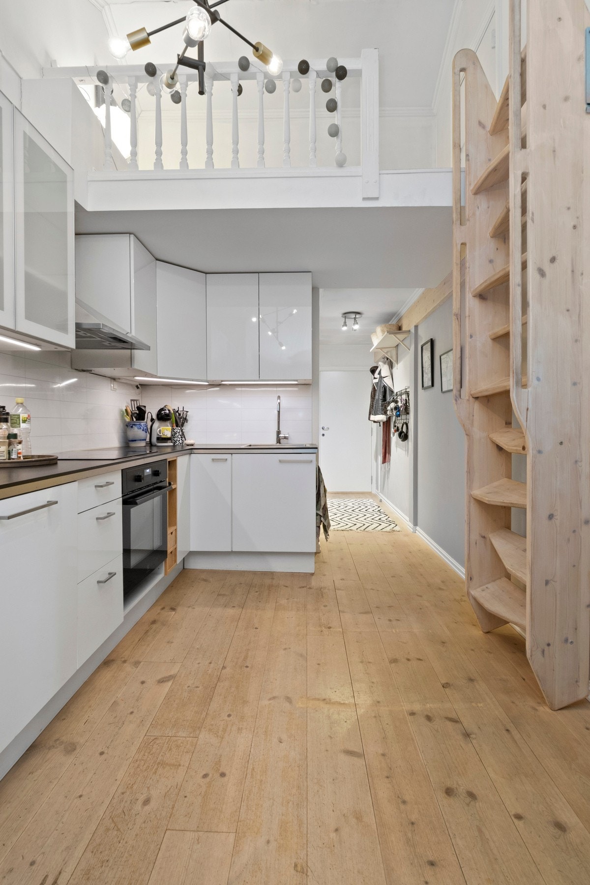 raktisk hems over kjøkkenet med utfeltbar trapp. Galleribilde