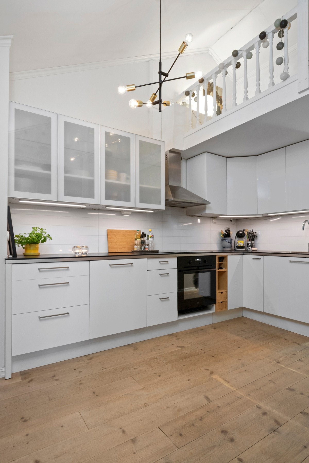 Kjøkkenet har godt med skap- og benkeplass, gulvvarme og integrerte hvitevarer som komfyr, keramisk platetopp og oppvaskmaskin. Galleribilde