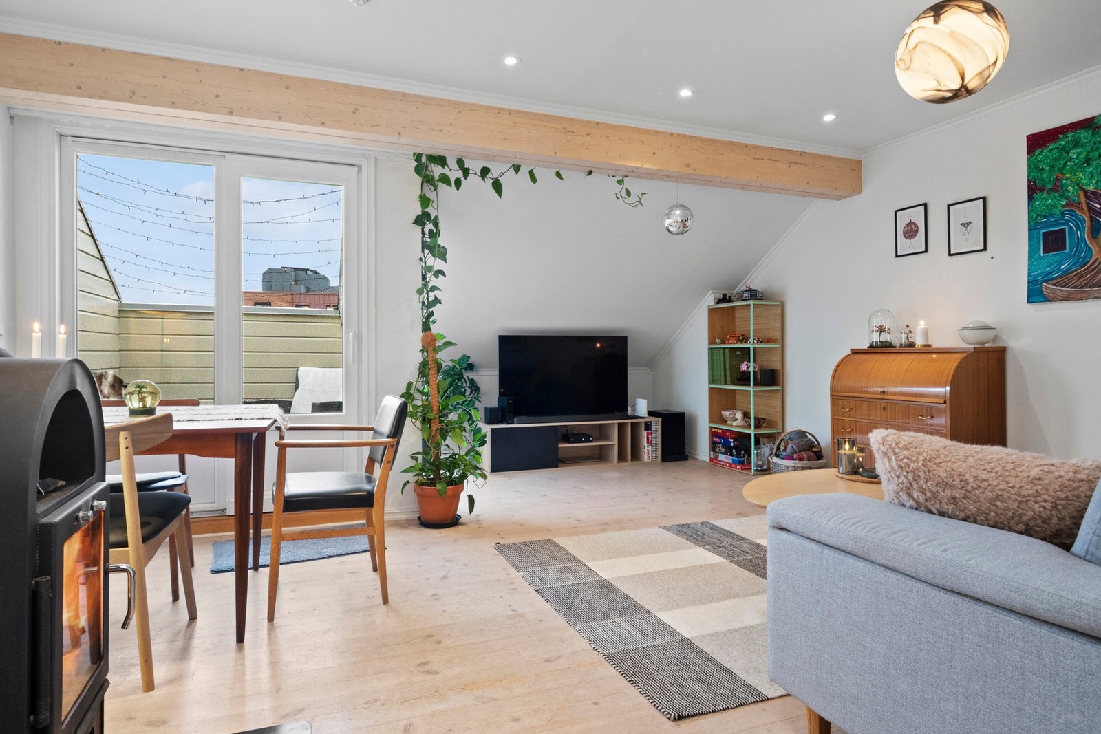 Stuen har en god planløsning med flere innredningsmuligheter og det er plass til både salongen og spisebordet. Galleribilde