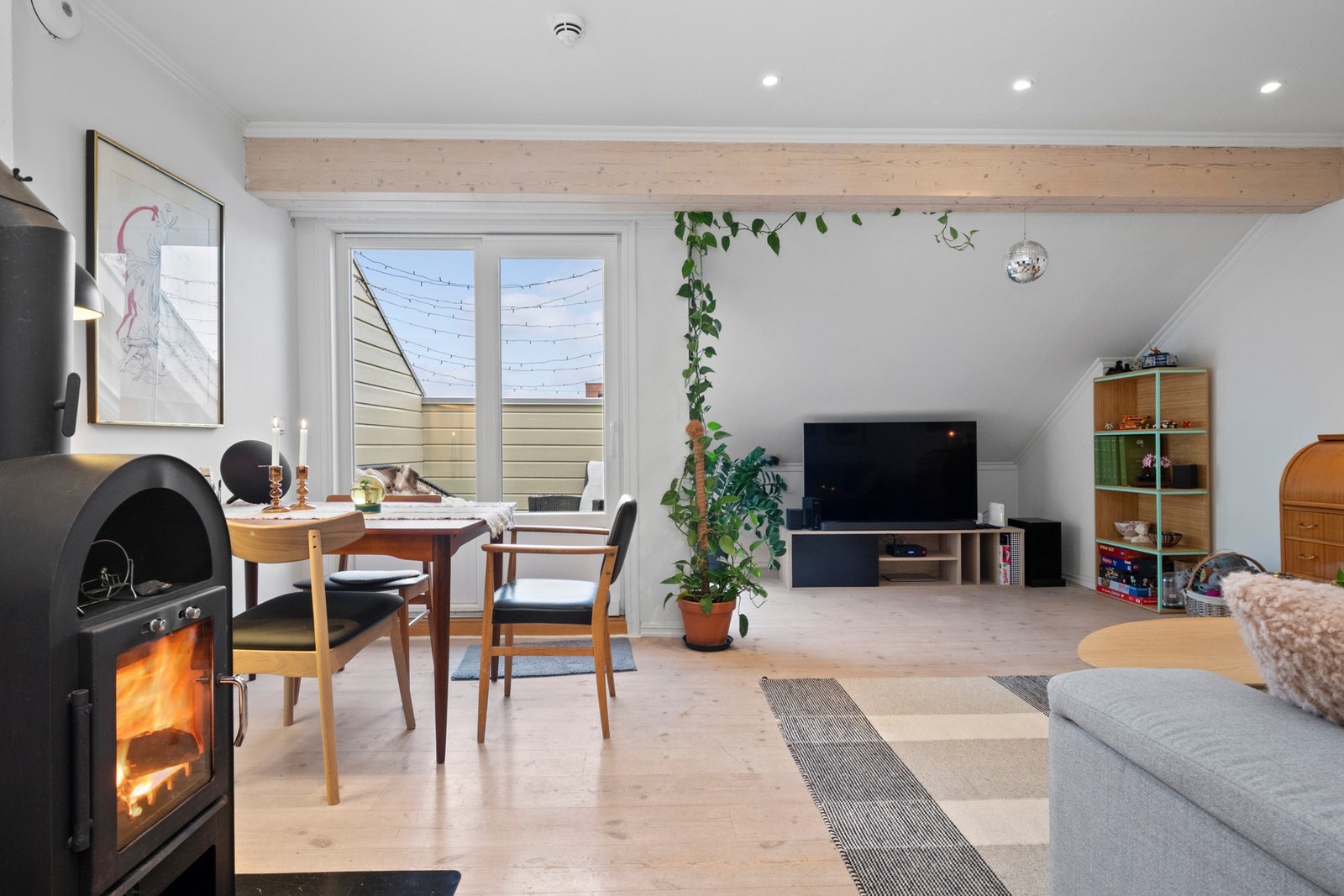 Her bor du med umiddelbar nærhet til byens butikker, caféer, kollektivtilbud og bryggepromenaden. Galleribilde