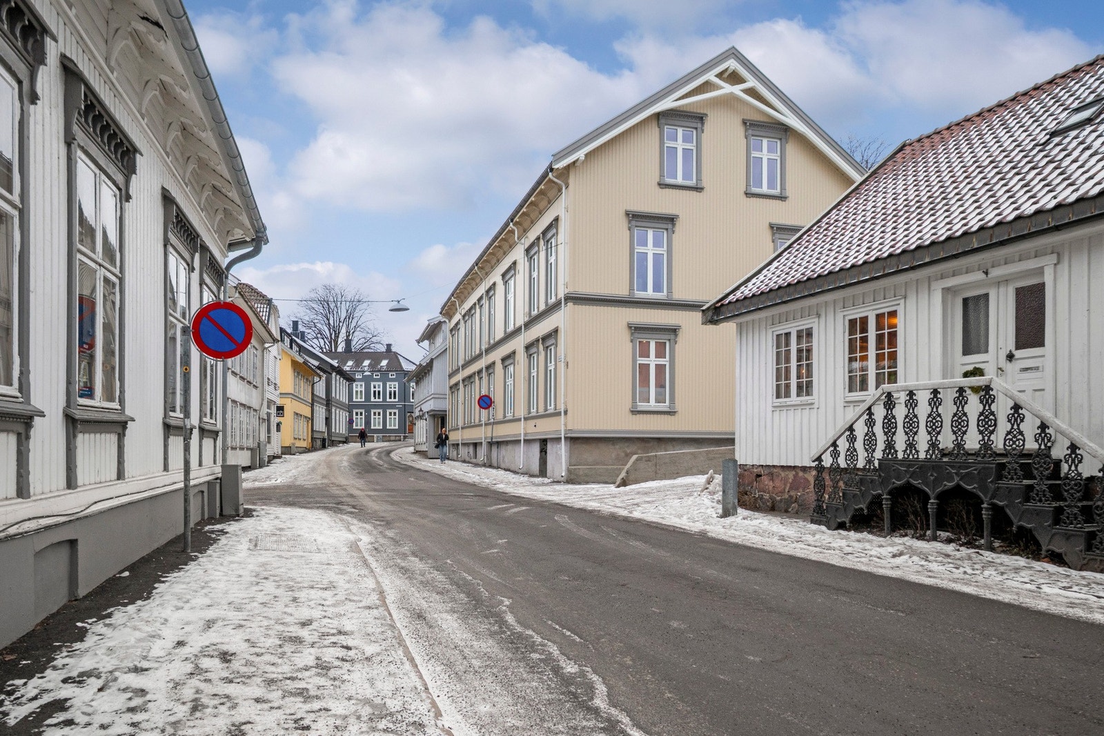 Eiendommen har en flott og sentral beliggenhet i Sørbyen, et vakkert område med sjarmerende trehusbebyggelse i hjertet av Tønsberg sentrum. Utenfor døren venter små trange gater, og Tønsberg torg med salgsboder, kaffebarer, bakeri og nisjebutikker. Galleribilde