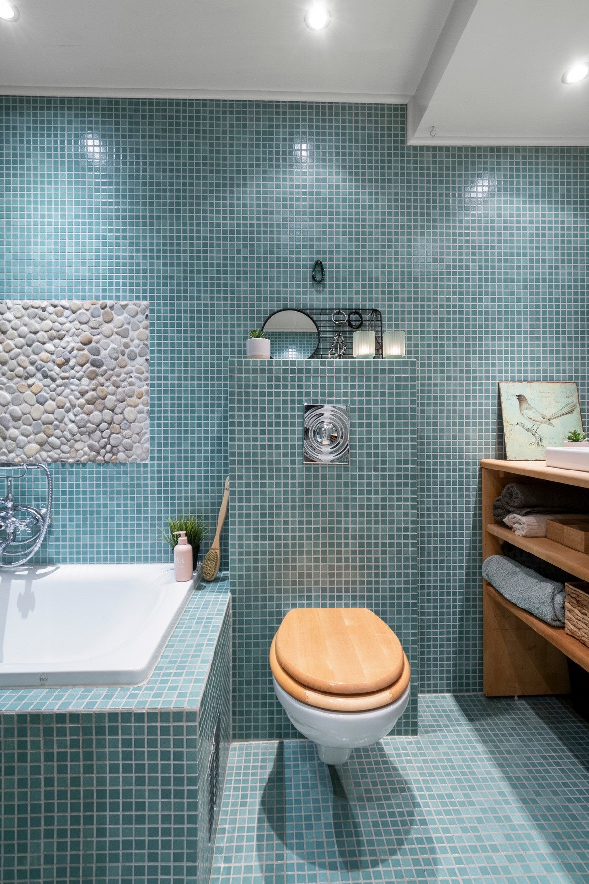 Baderommet ble oppusset i 2007 og har overflater av fliser på både vegger og gulv. Galleribilde