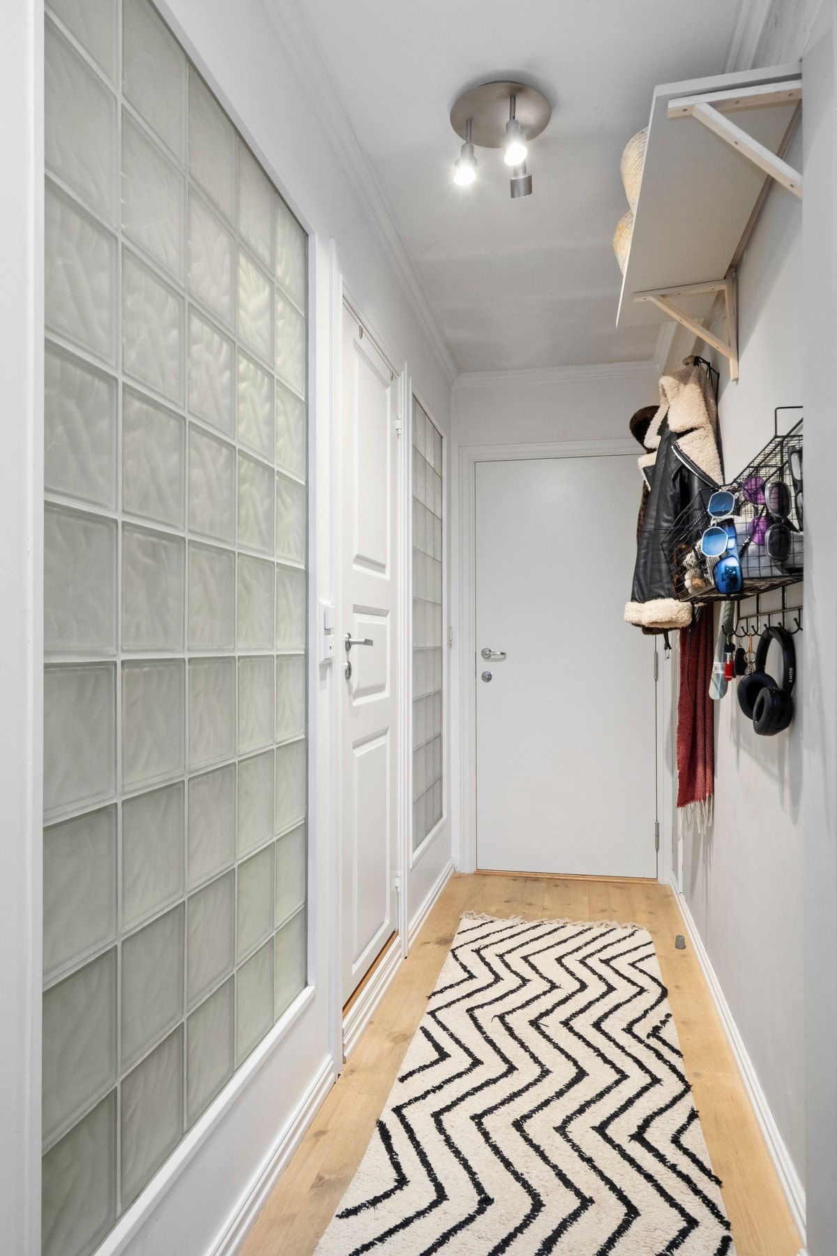 Man kommer inn i en hyggelig gang med fine opphengsmuligheter, sjarmerende tregulver samt gulvvarme. Galleribilde