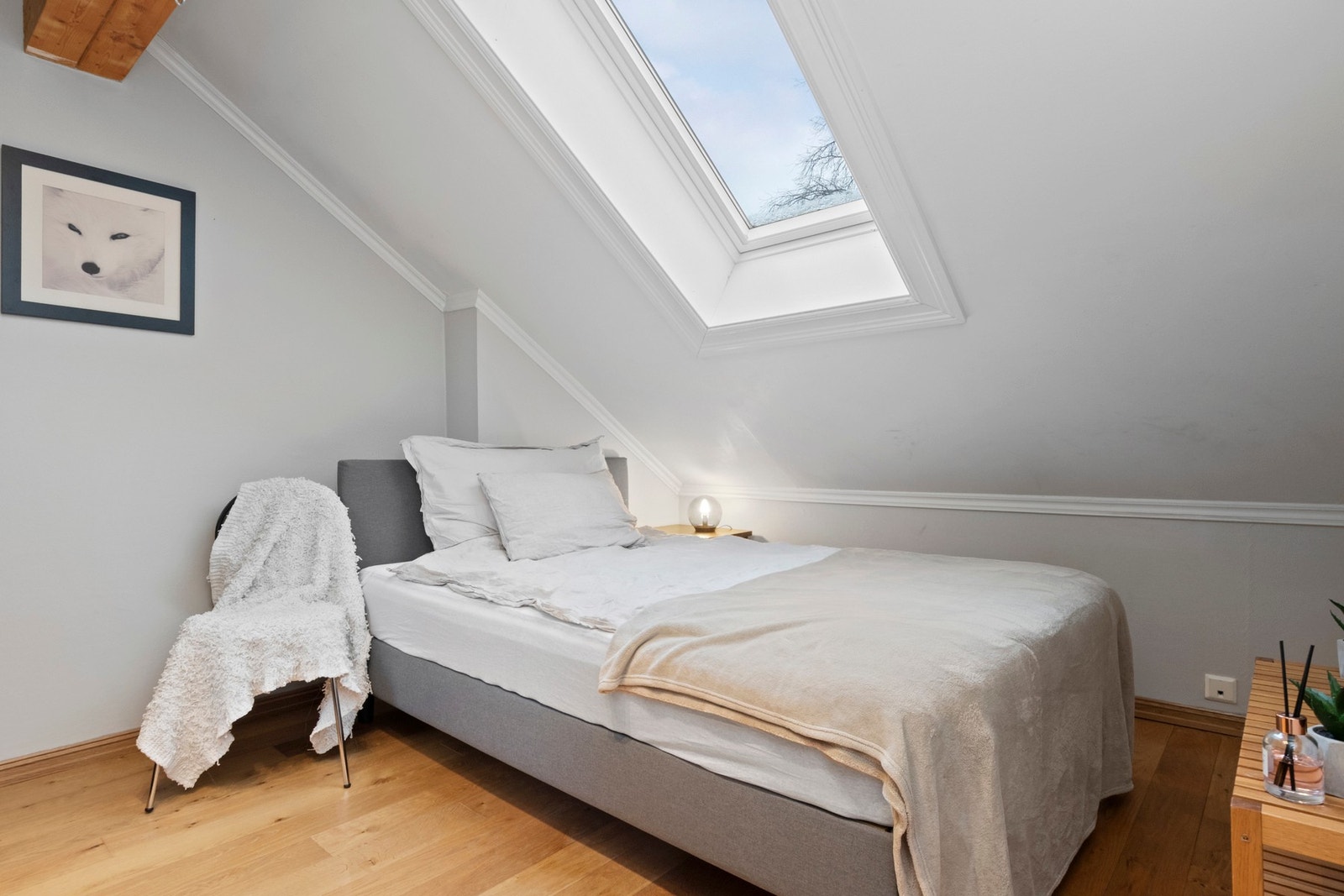 Fra stuen kommer man inn i et romslig og pent soverom med god skapplass. Galleribilde