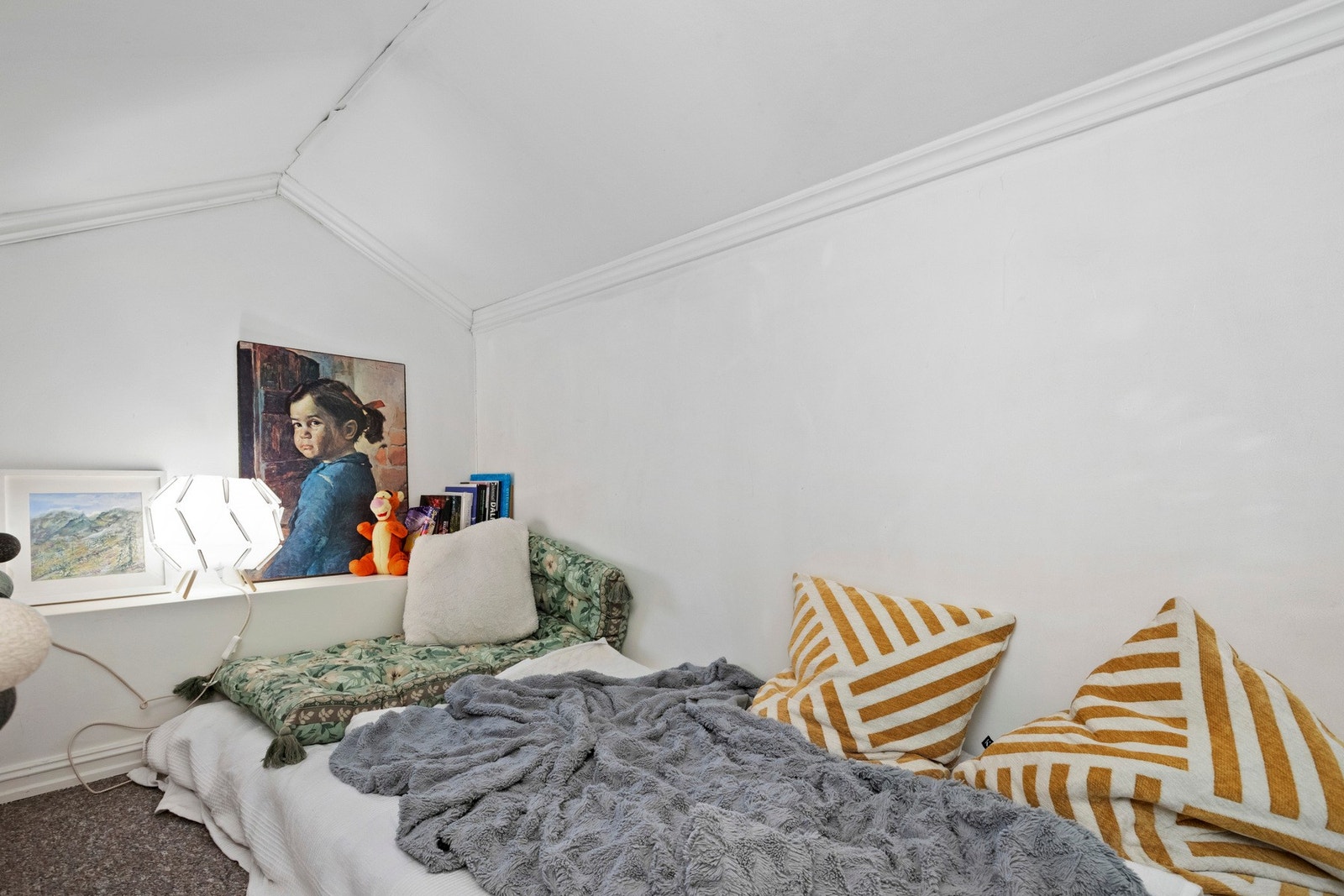 Hems er ikke målbart areal. Det bemerkes at rekkverk og trapp/stige til hems ikke tilfredsstiller dagens krav. Hems må kun benyttes til lagring. Galleribilde