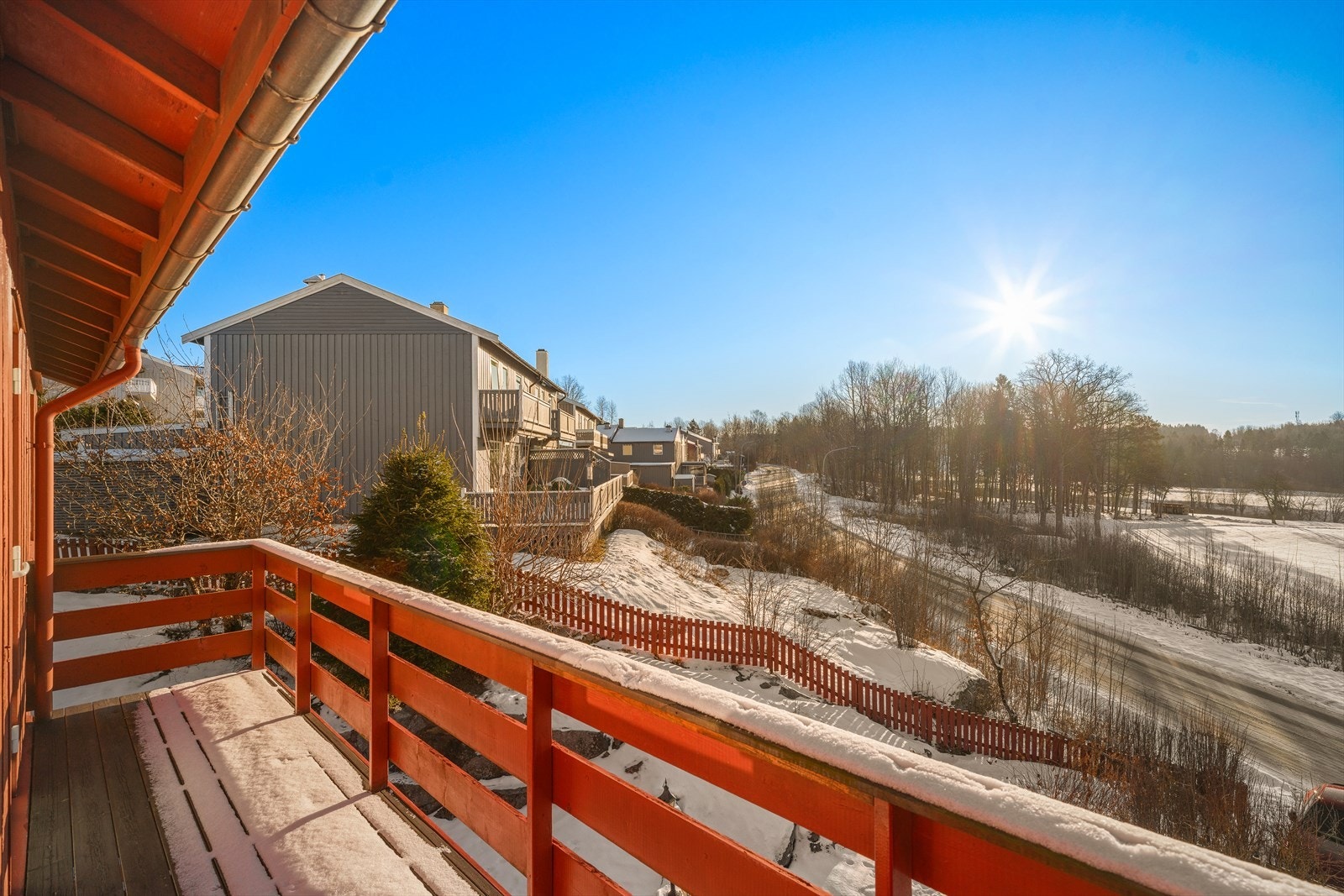Utsikten strekker seg over nærområdet med spredt bebyggelse og natur. Galleribilde