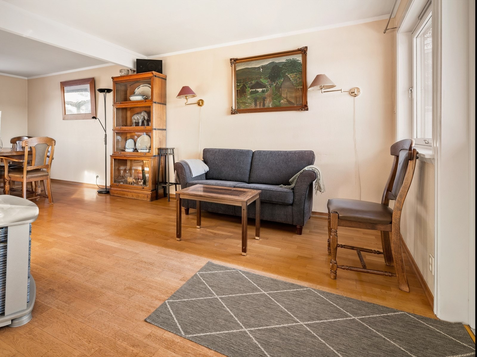 Stuen i første etasje er romslig og har en åpen forbindelse mot spiseplassen. Galleribilde