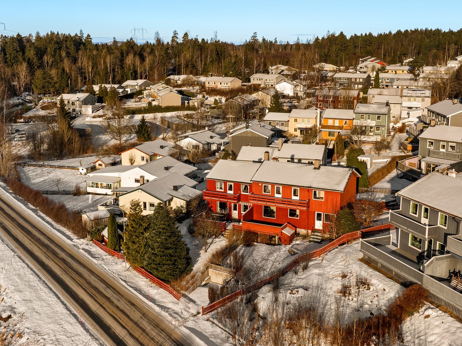 Beliggenheten gir nærhet til skog og mark, med turmuligheter rett utenfor døren. Galleribilde