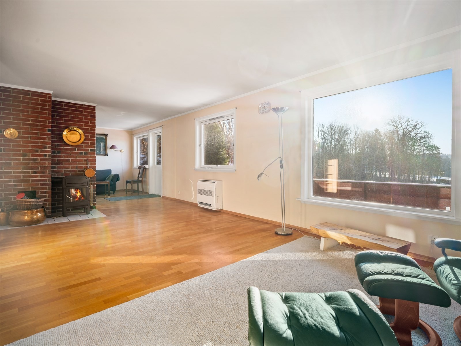 De store vinduene gir stuen rikelig med naturlig lys og en åpen romfølelse. Galleribilde