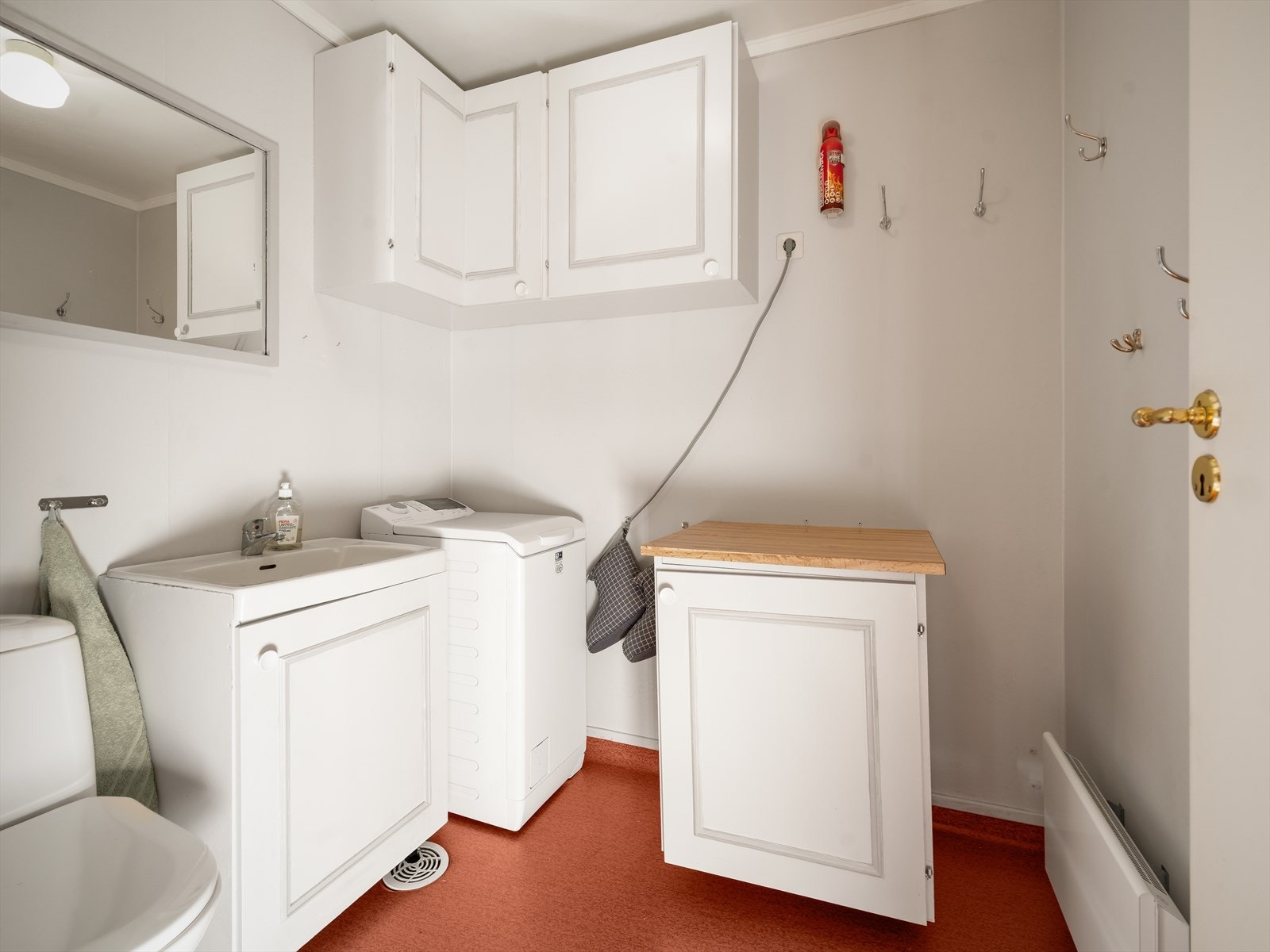 Første etasje har et praktisk baderom med toalett, servant og opplegg for vaskemaskin. Galleribilde