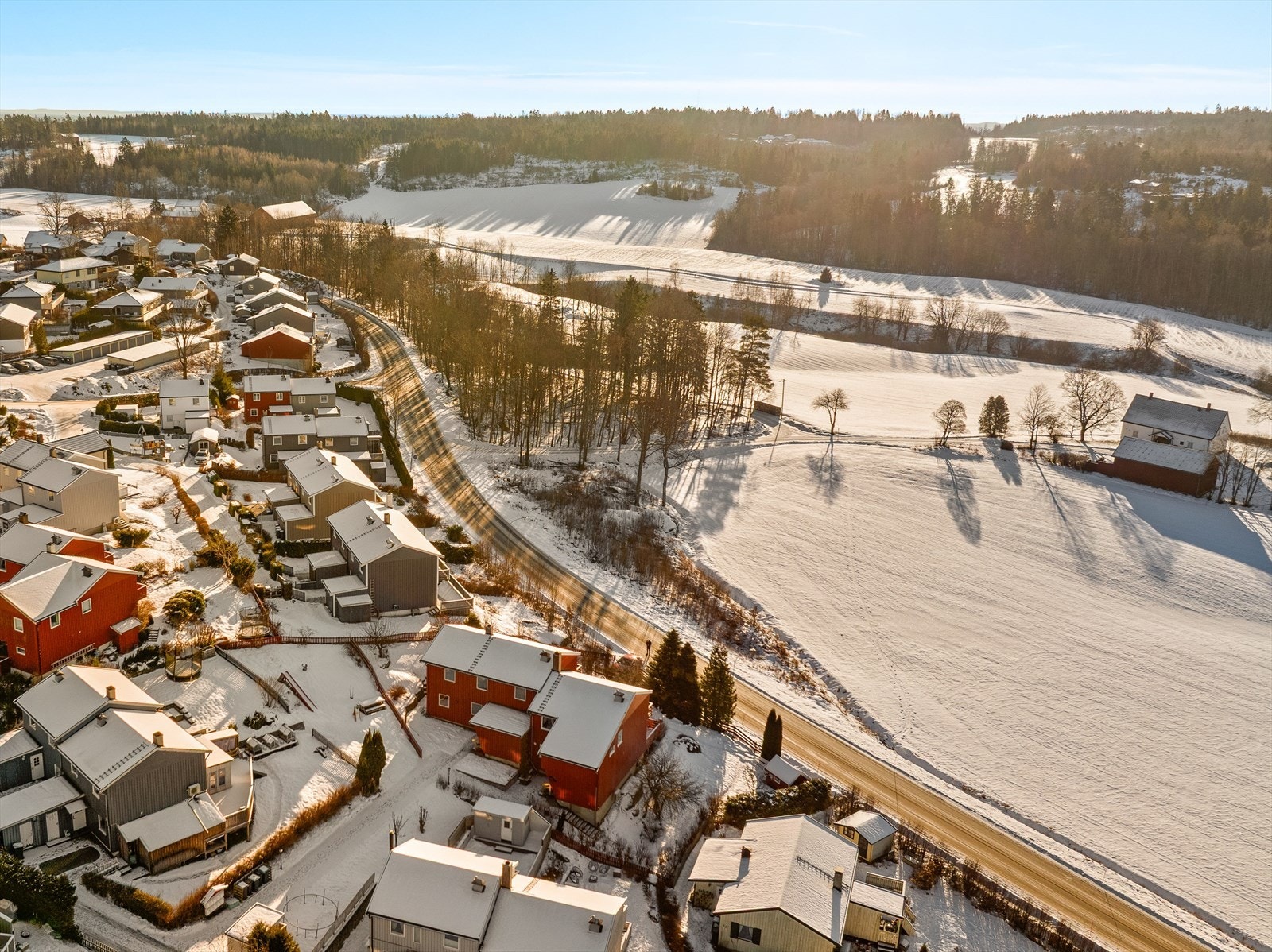 Landlig og fredelig beliggenhet med god avstand mellom boligene. Galleribilde