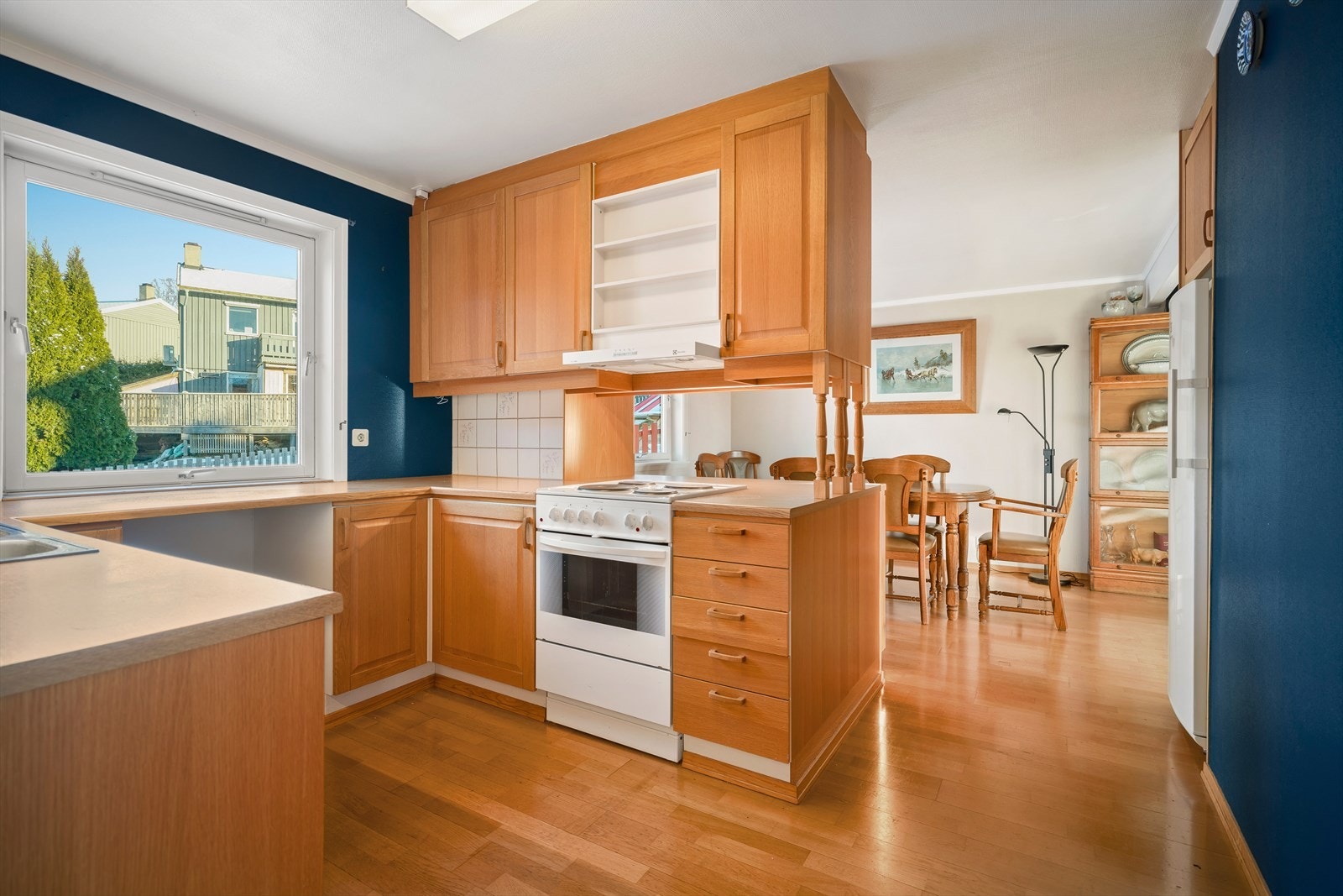 Kjøkkenet har en åpen løsning mot spisestuen, med innredning i tre og gode arbeidsflater. Galleribilde