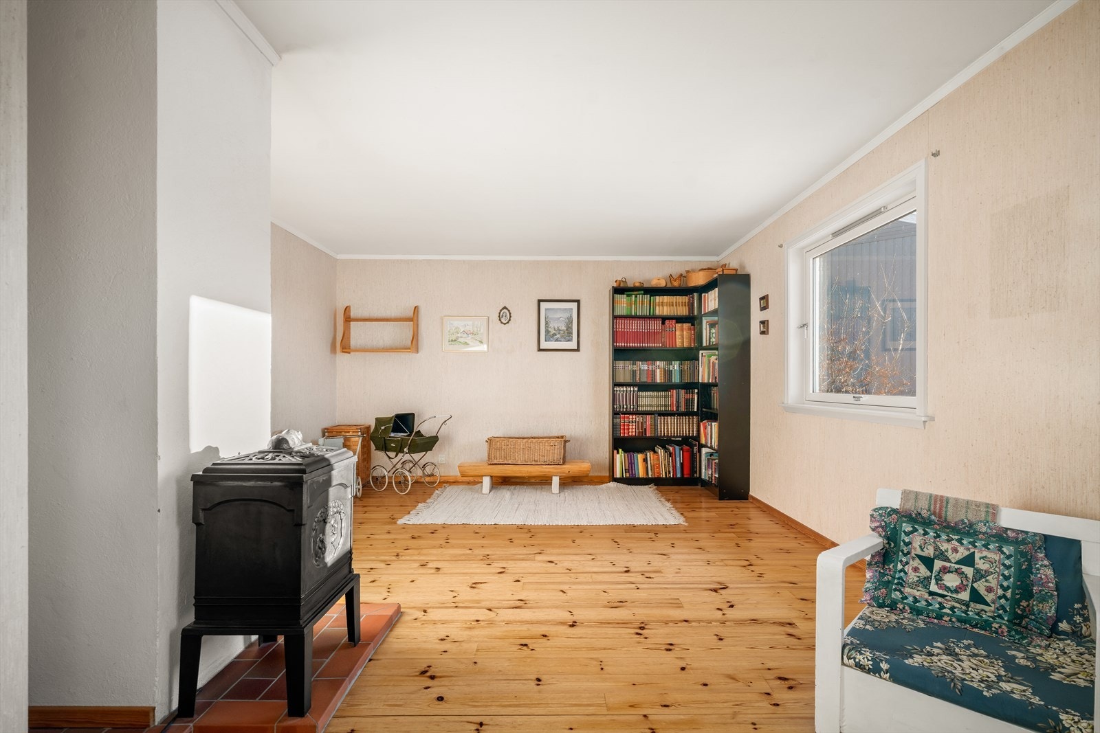 En klassisk vedovn gir ekstra varme og hygge i loftstuen. Galleribilde