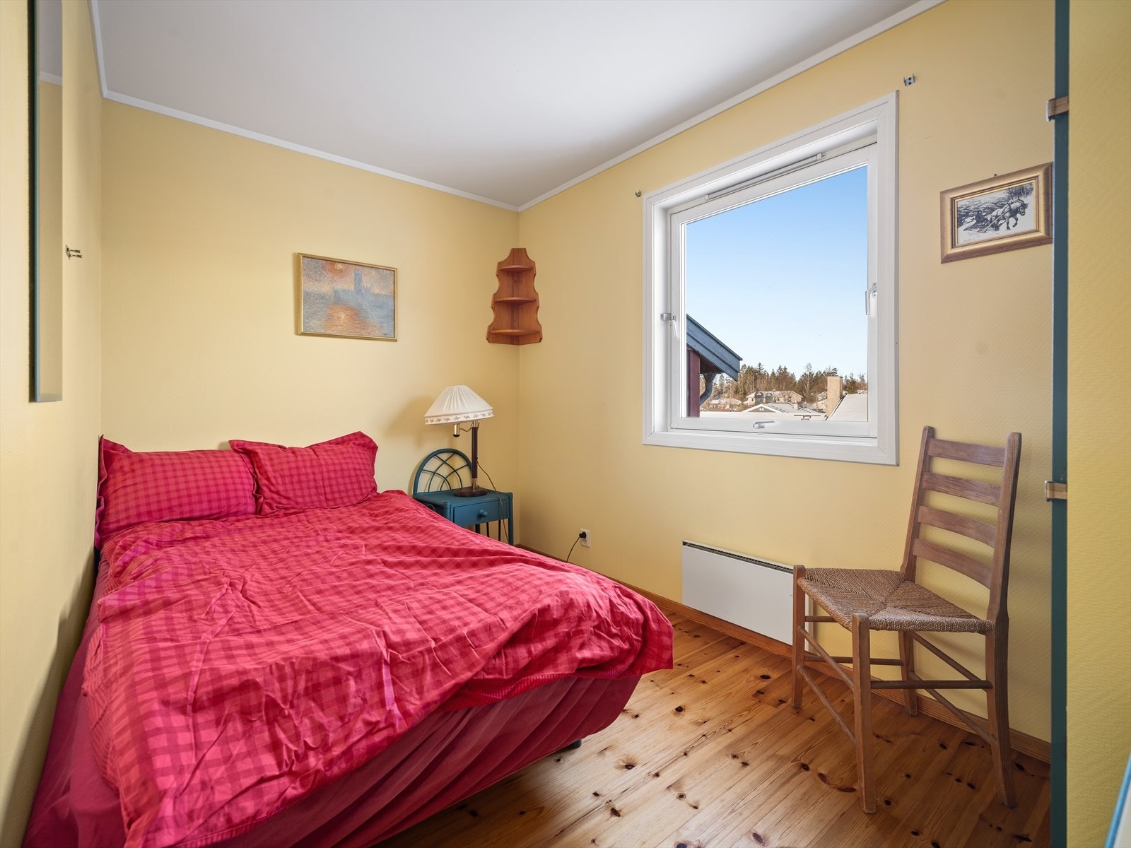 Soverom med tregulv og plass til seng og møblement. Galleribilde