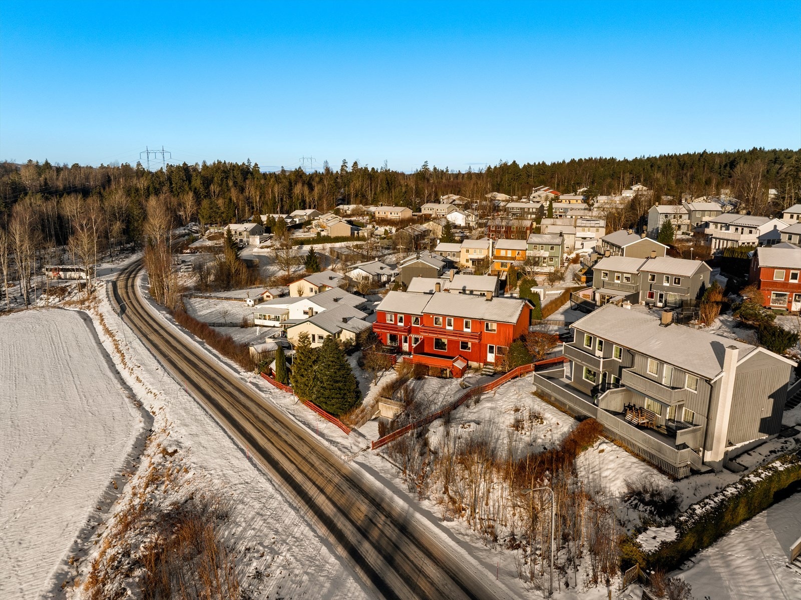 Nærområdet er preget av eneboliger og grønne omgivelser. Galleribilde