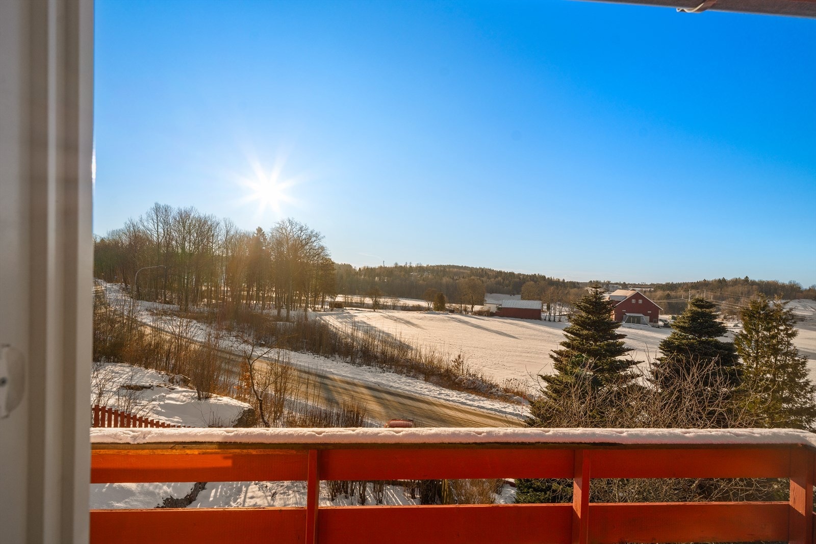 Fra balkongen har man en åpen utsikt over det omkringliggende kulturlandskapet. Galleribilde