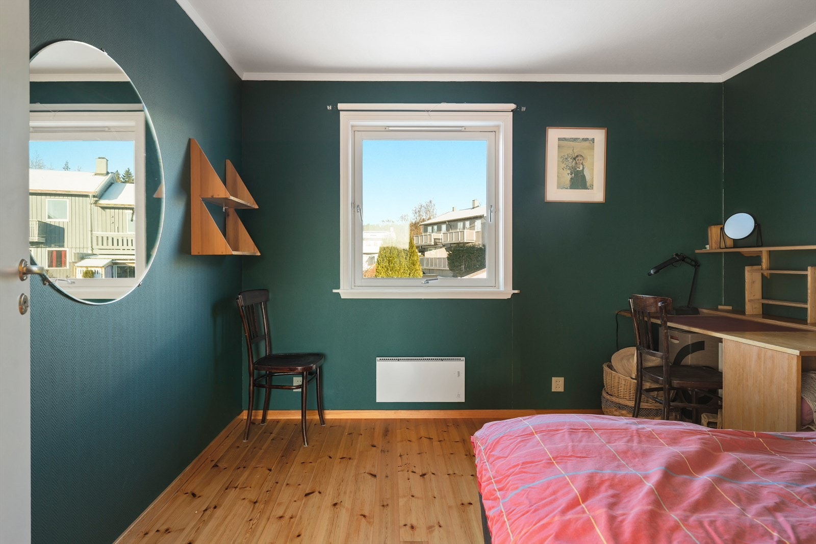 Nok et romslig soverom, ideelt som barnerom eller kontor. Galleribilde