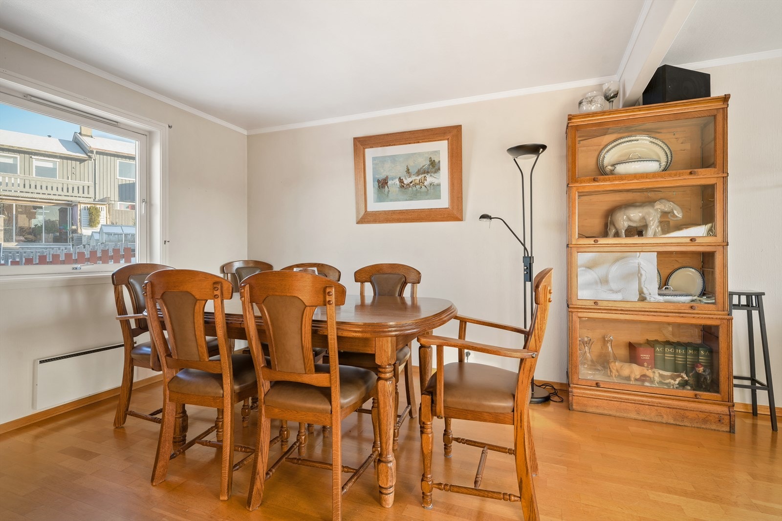 Store vindusflater i spisestuen gir godt med dagslys. Galleribilde