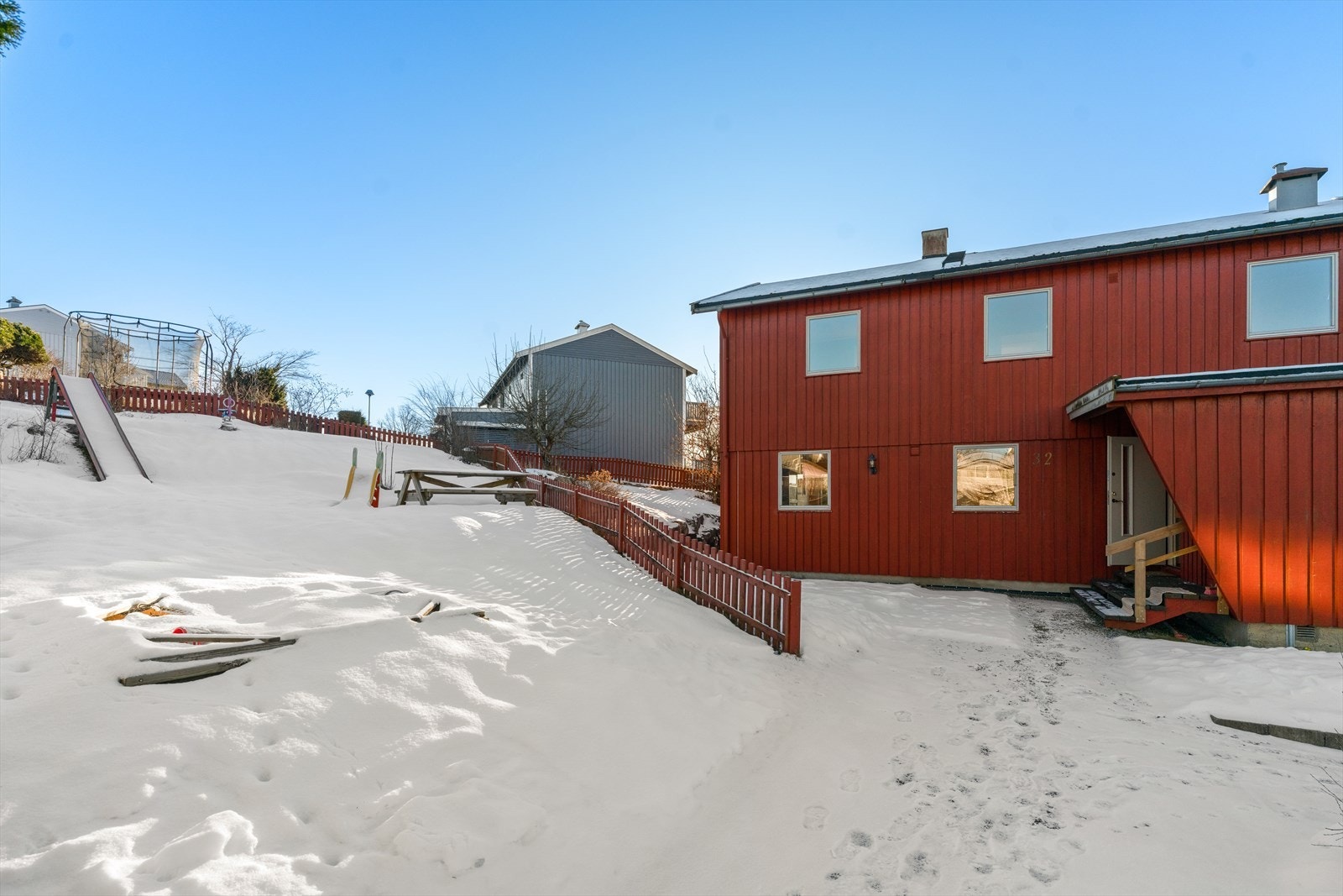 Eiendommen har en romslig hage med plass for lek og utendørsaktiviteter. Galleribilde